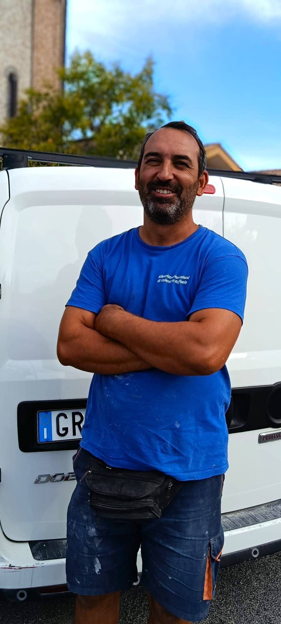 raffaele valentino davanti al furgone della kiko ristrutturazioni a guidonia