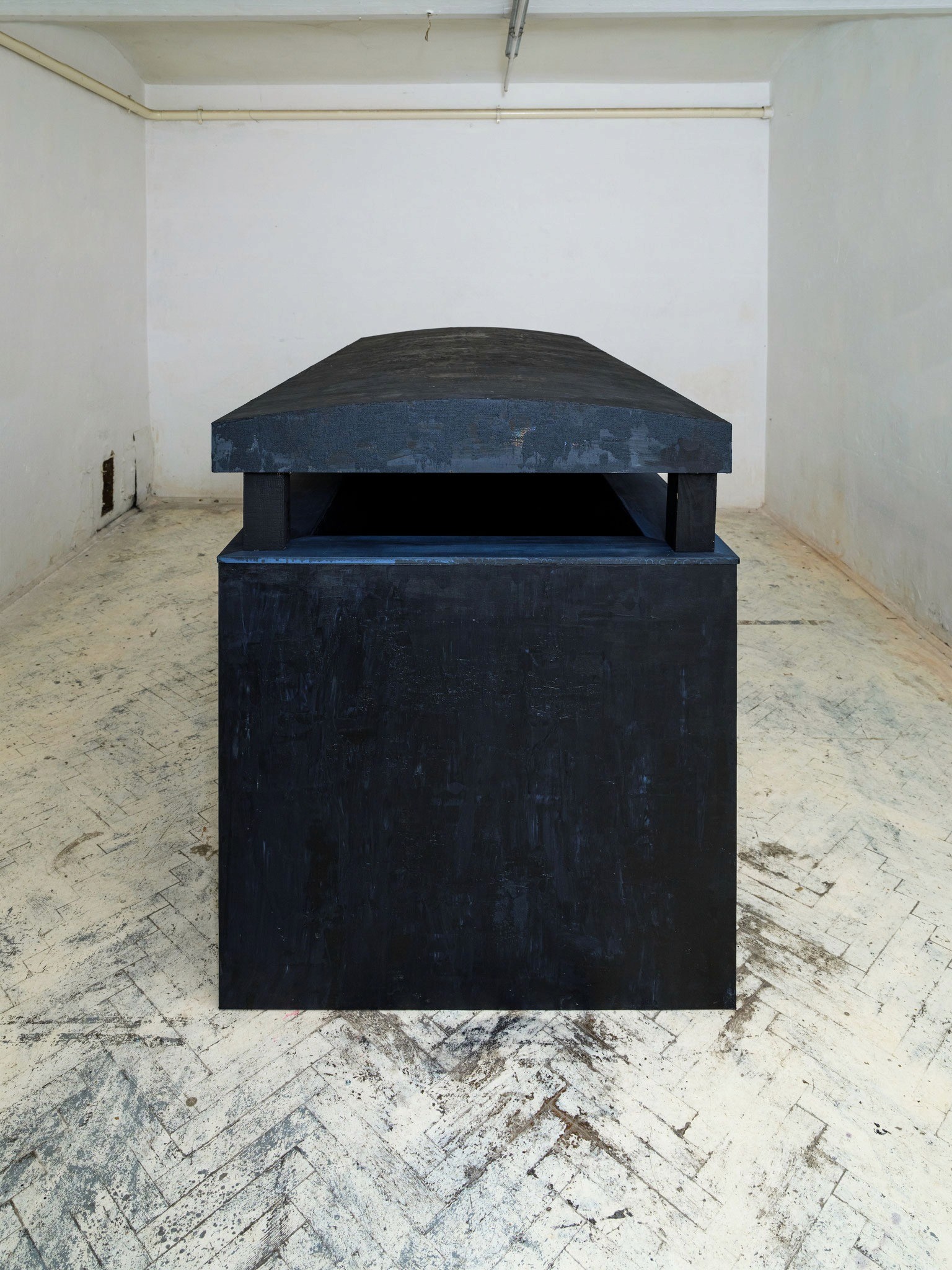 Sarcophagus on shorter front