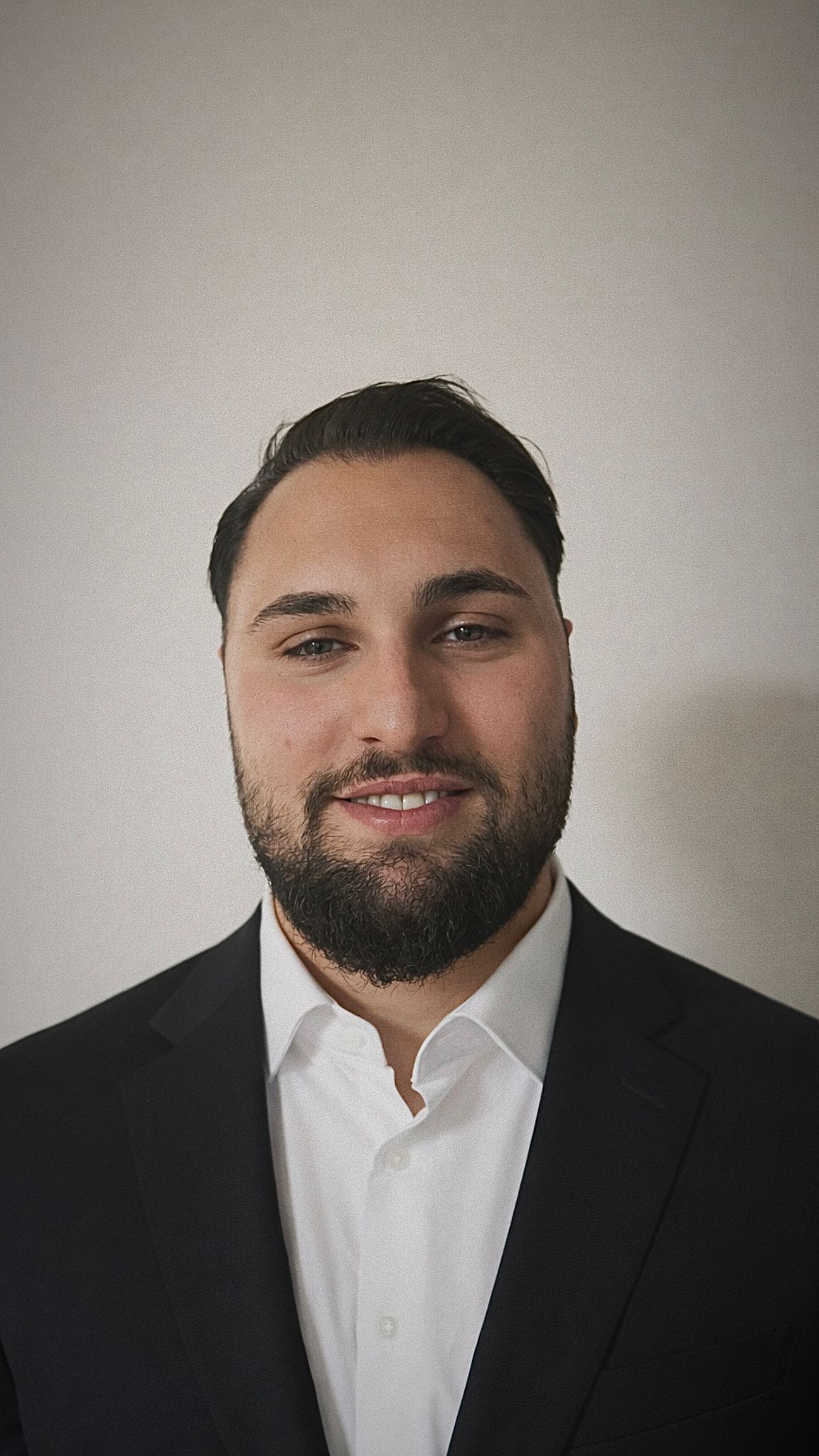 foto mann mit bart lächelnd in die kamera