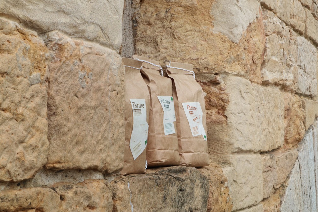 Signalétique intérieure du restaurant Au fil du goût, design graphique clair et moderne. Typographie lisible et éléments graphiques organisés pour faciliter la circulation et renforcer l’identité visuelle.