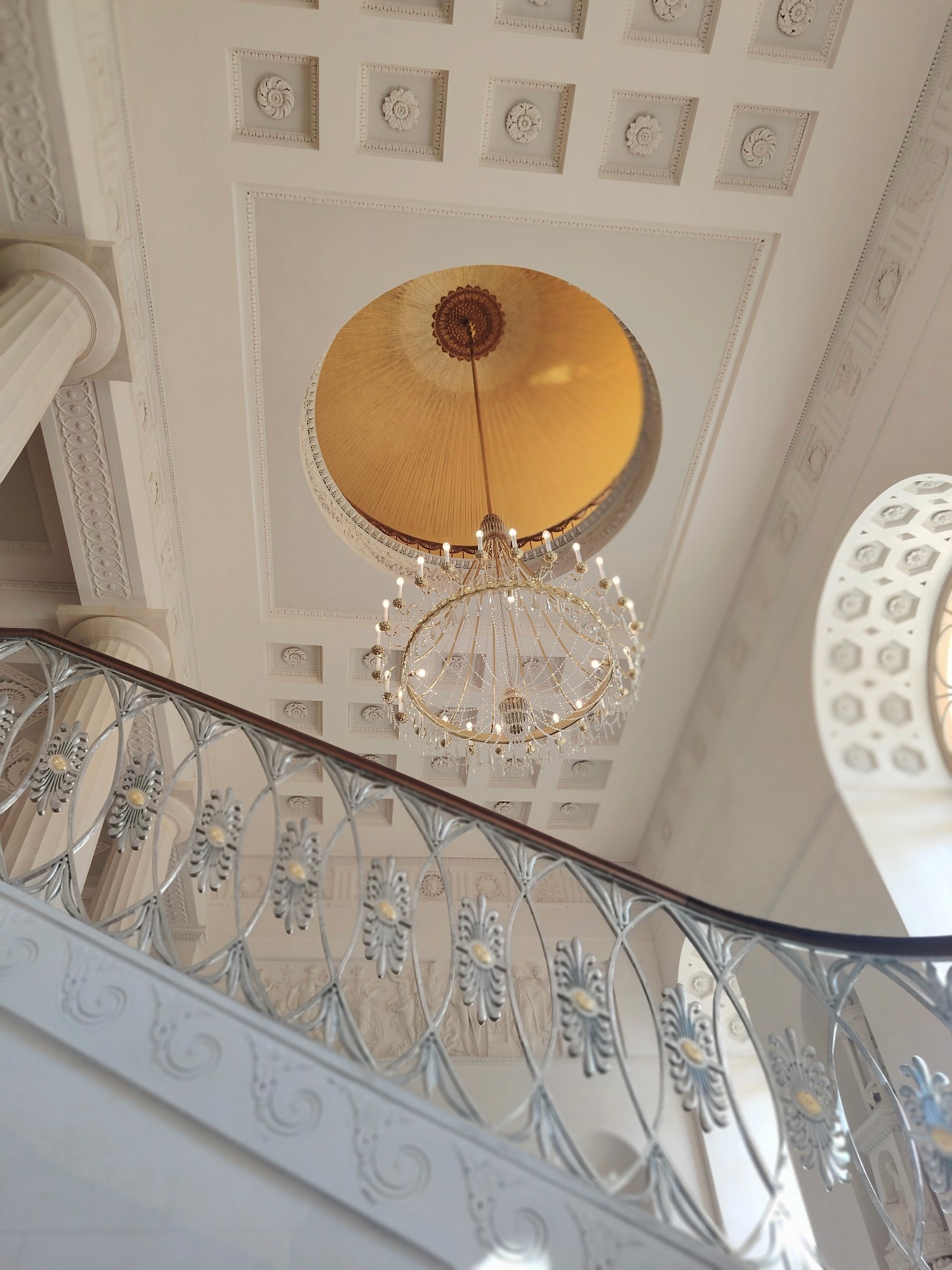 Gentzsches Treppenhaus im Stadtschloss Weimar mit Kronleuchter und Geländer