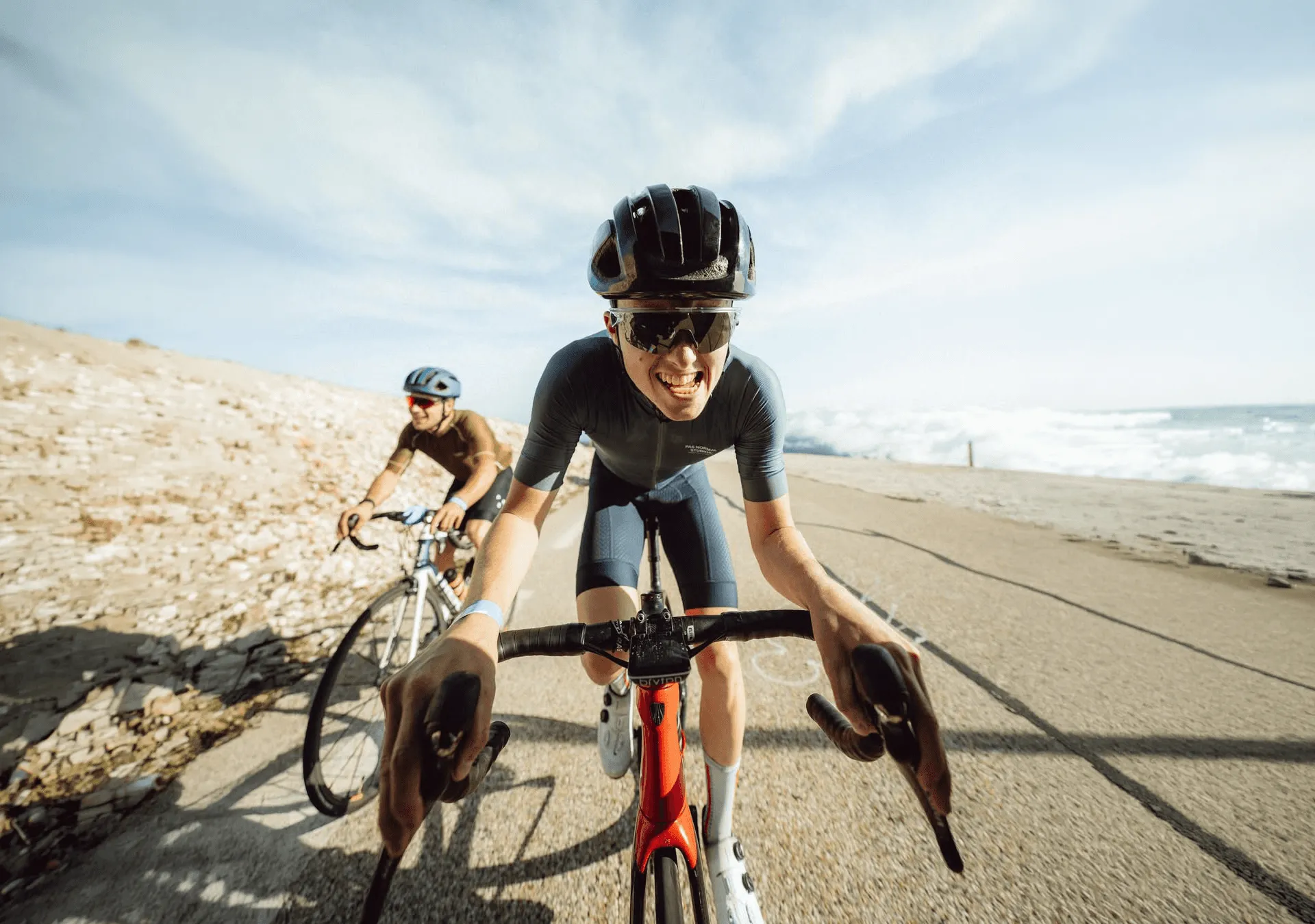Photographie d'action sportive et reportage en mouvement de cyclistes grimpant le Mont Ventoux.