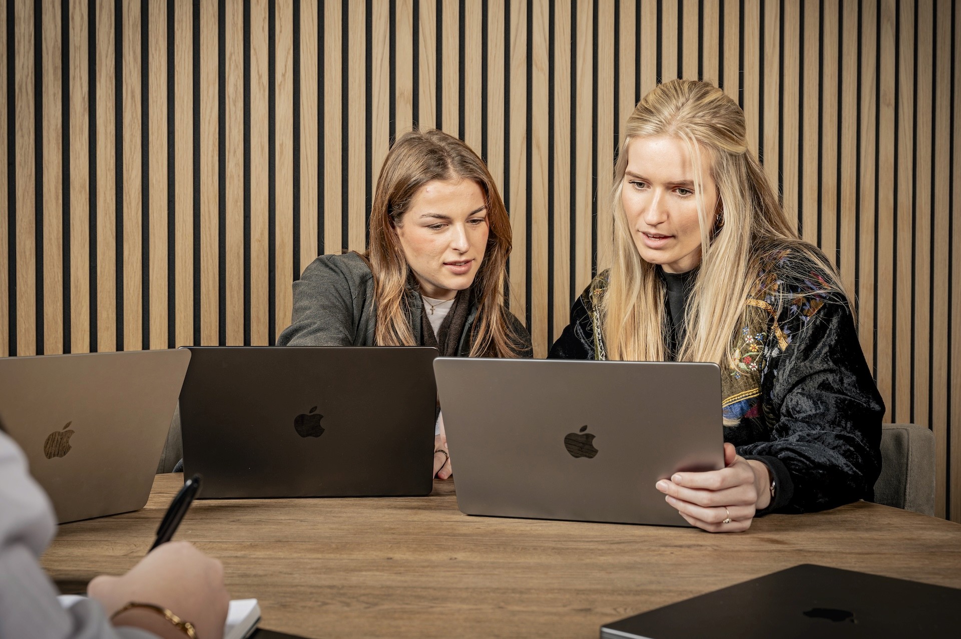 Mascha van Sparc in overleg