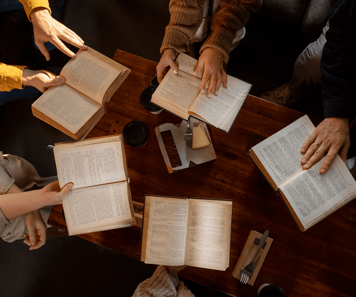 Grupo pequeño leyendo la Biblia