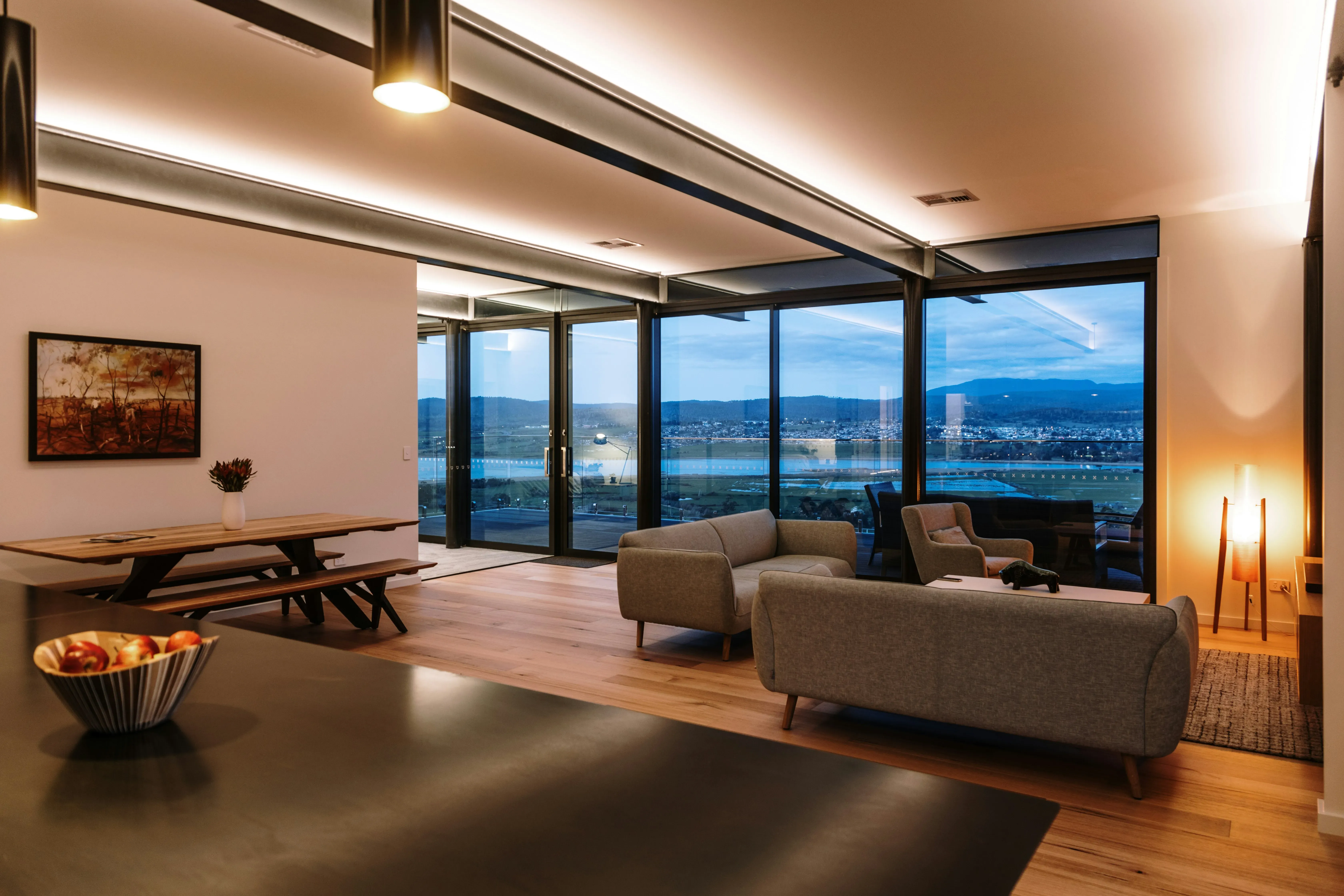 Modernes Penthouse-Wohnzimmer im Kreis Göppingen mit stimmungsvollem, warmem Licht