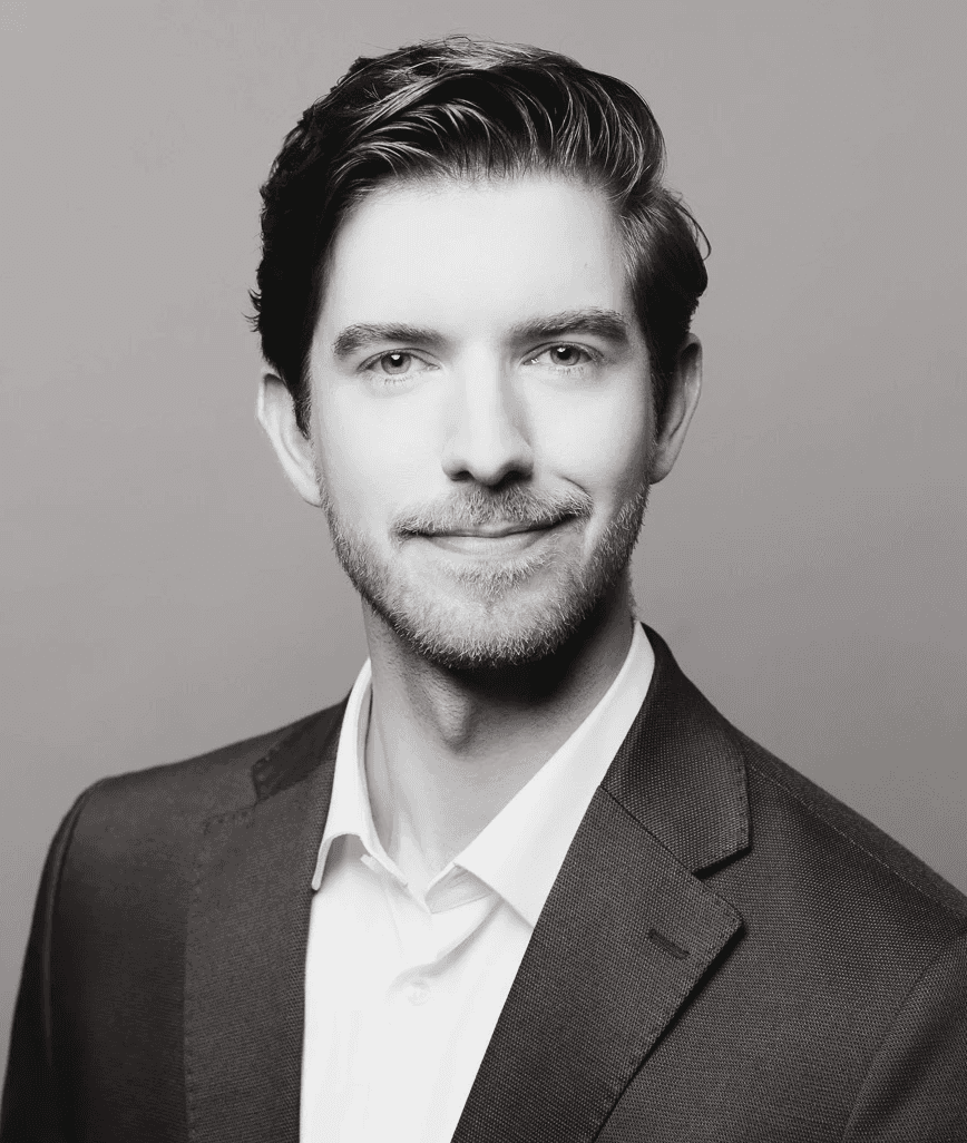 Schwarz-weißes Porträtfoto von David Busch, Junior PR Consultant und Manager AI, Channels & Networks bei public imaging