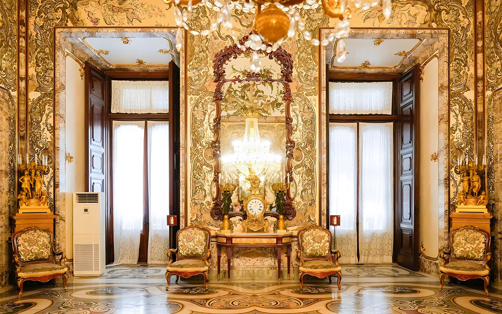 Interieur van het Koninklijk Paleis van Madrid met rijkelijk gedecoreerde inrichting, kroonluchters en antiek meubilair.