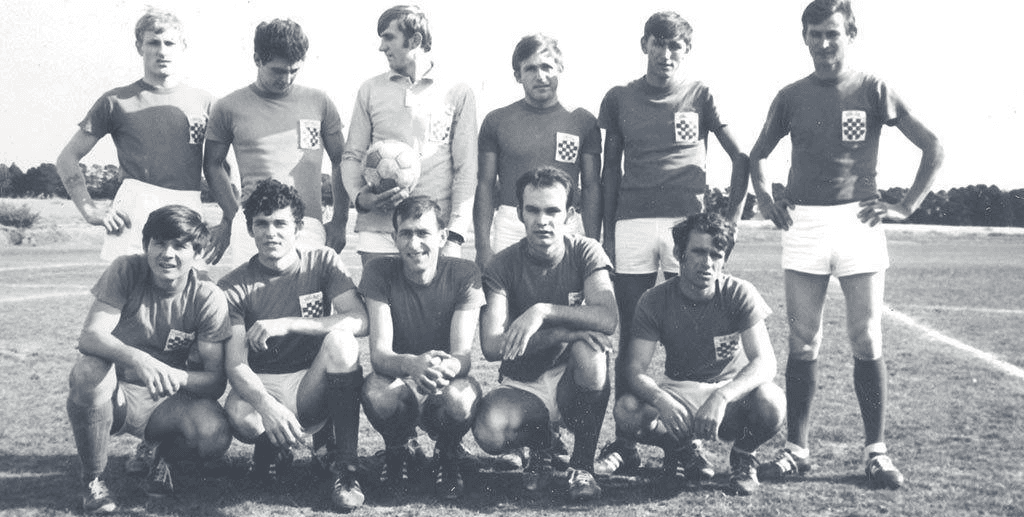 North Geelong Warriors players getting a team photo before a match.