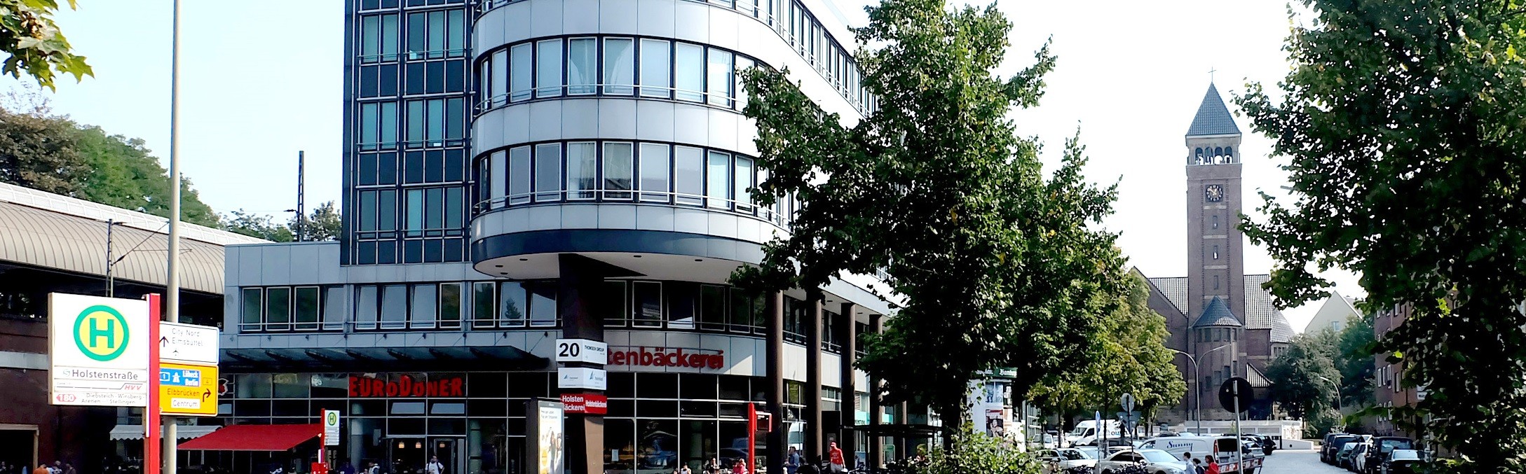 Blick von der Holstenstraße auf die Praxis