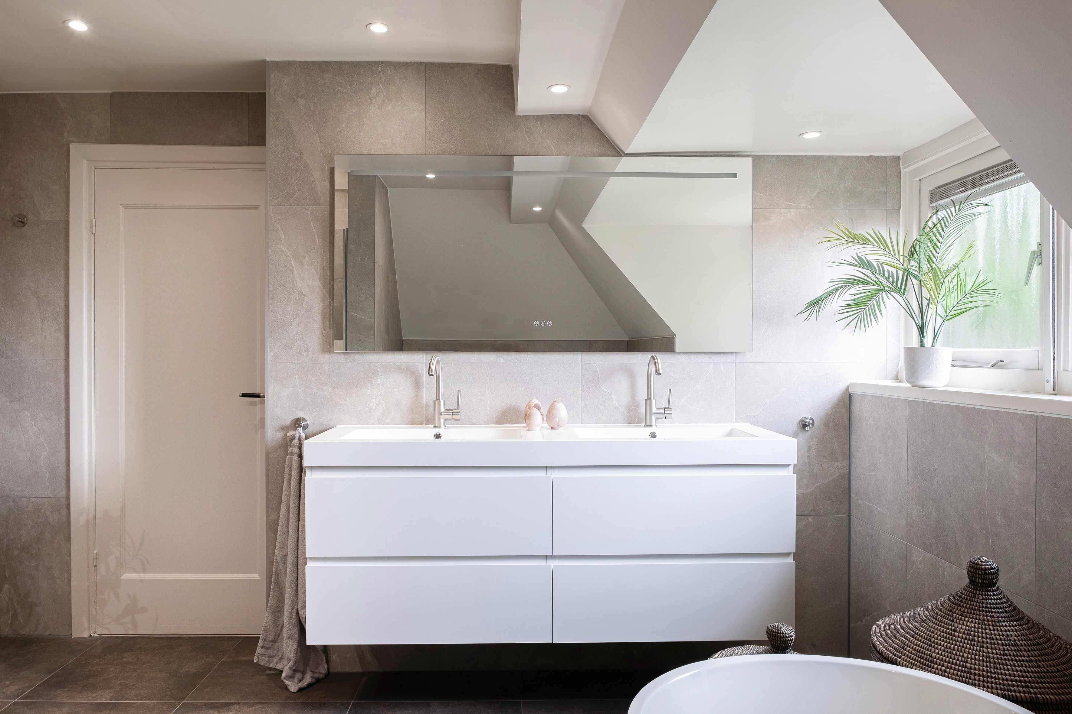  Luxe badkamer met ovaal bad, natuursteen wanden en sfeervolle ledverlichting – premium badkamerontwerp.