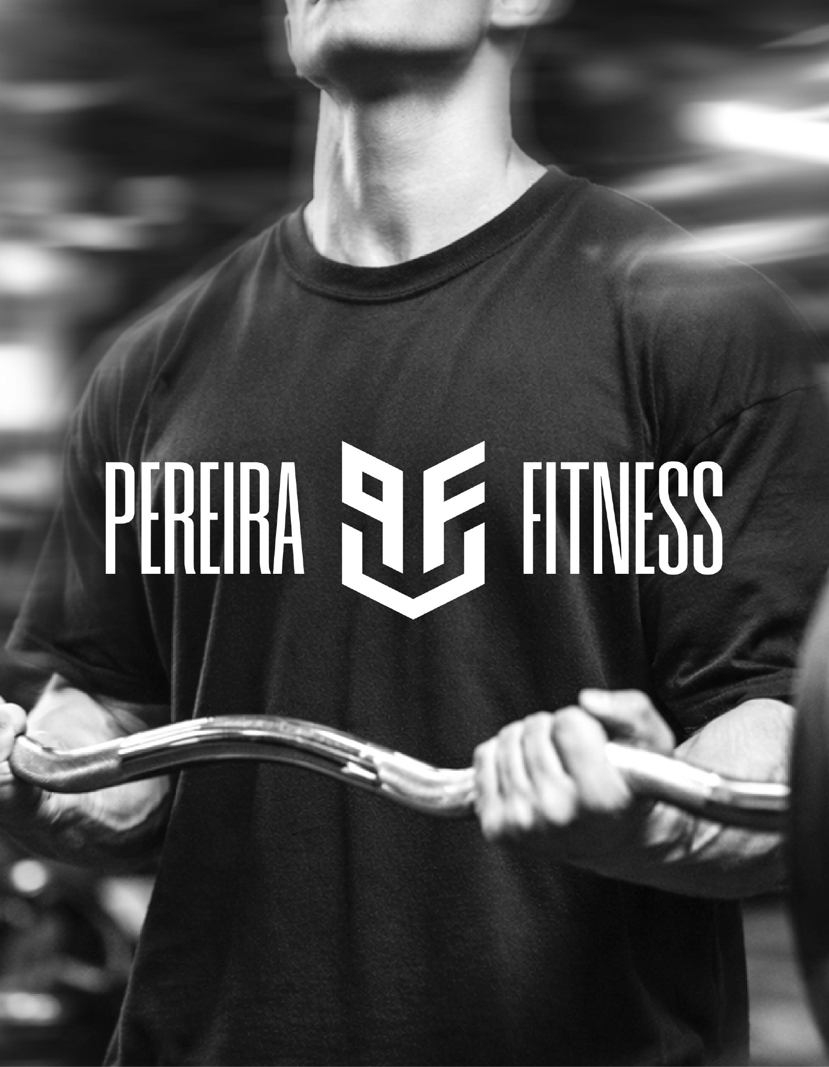 Empleado de Retek en el taller, mirando a cámara con su polo de trabajo