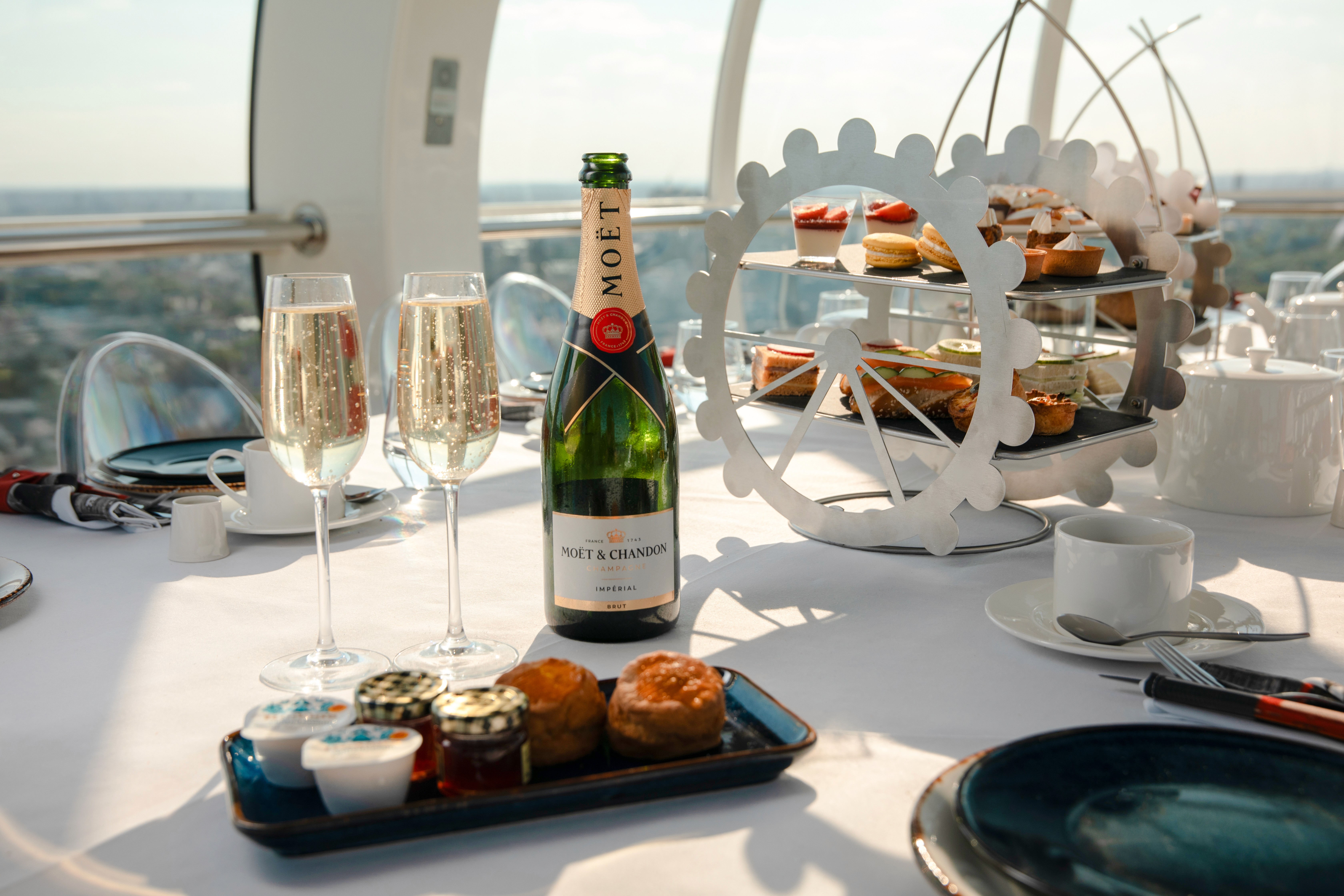 London Eye kapsülünde öğleden sonra çayı, şampanya, hamur işleri ve masada servis edilen çöreklerle.