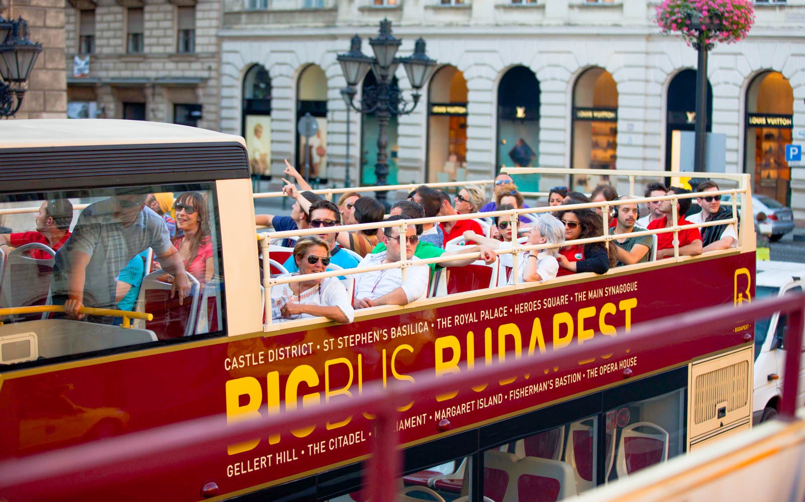Opinn strætisvagn með ferðamönnum á Hop-On Hop-Off túr í Búdapest.
