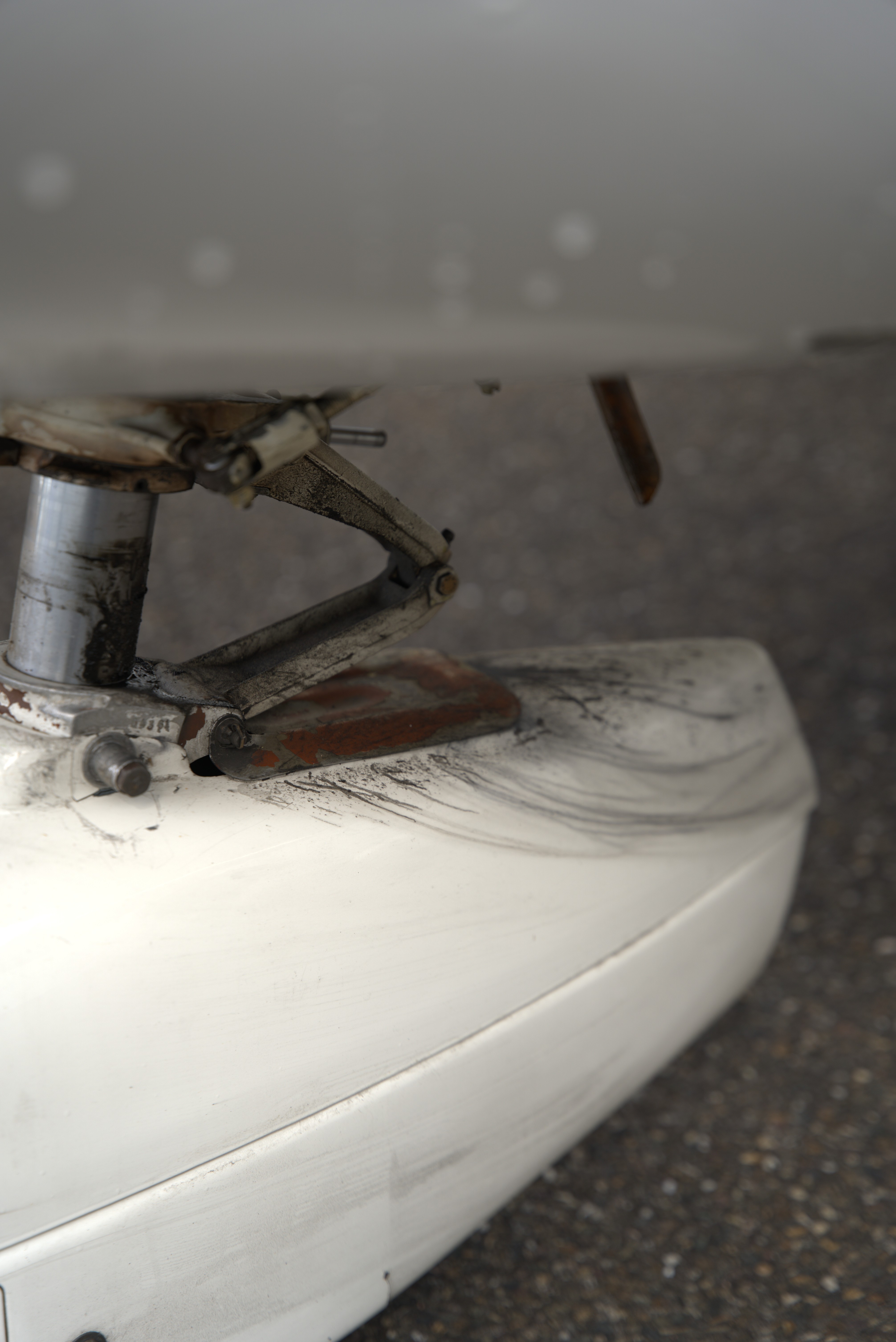 Close-up van schimmelvorming en vochtbeschadiging aan de onderzijde van een voertuig vóór professionele schimmelreiniging.