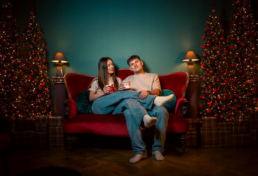 Ședință foto de Crăciun pentru cuplu realizată în studio foto decorat din București