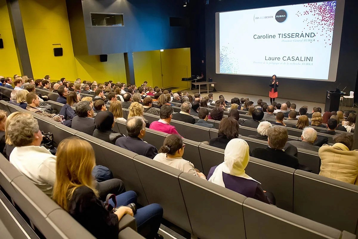 Présentateur sur scène lors d’un événement corporate — photographie de conférence Lille | Anteale Yann Manac’h