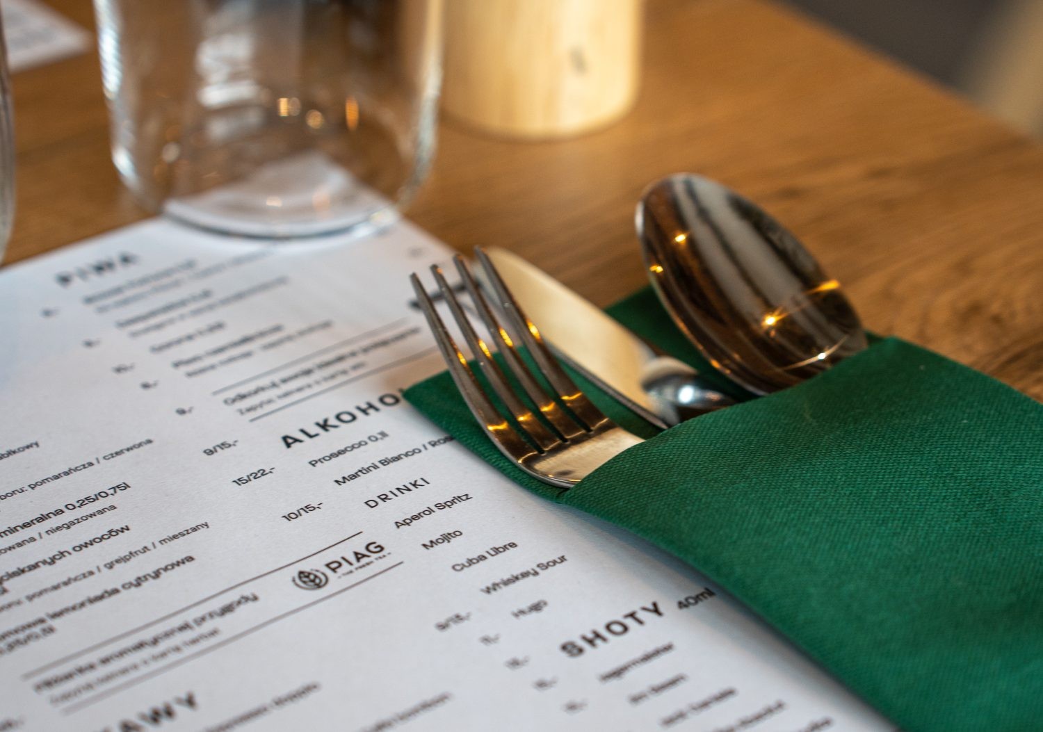 kolacja biznesowa restauracja menu i sztućce na stole