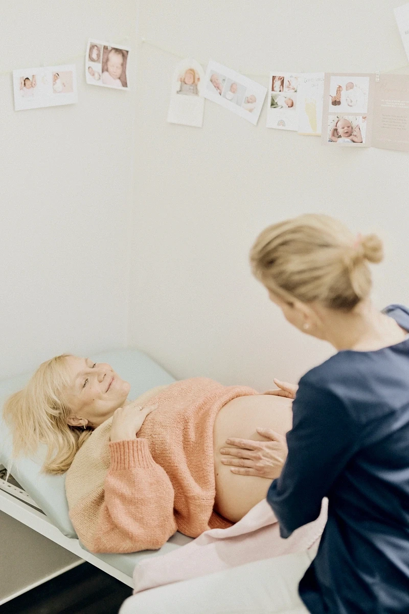Schwangerschaftsvorsorge durch Hebamme Karolin Rustler – sanfte Kontrolle des Babybauchs in der Praxis für Pränatalmedizin und Mutterschaftsvorsorge.