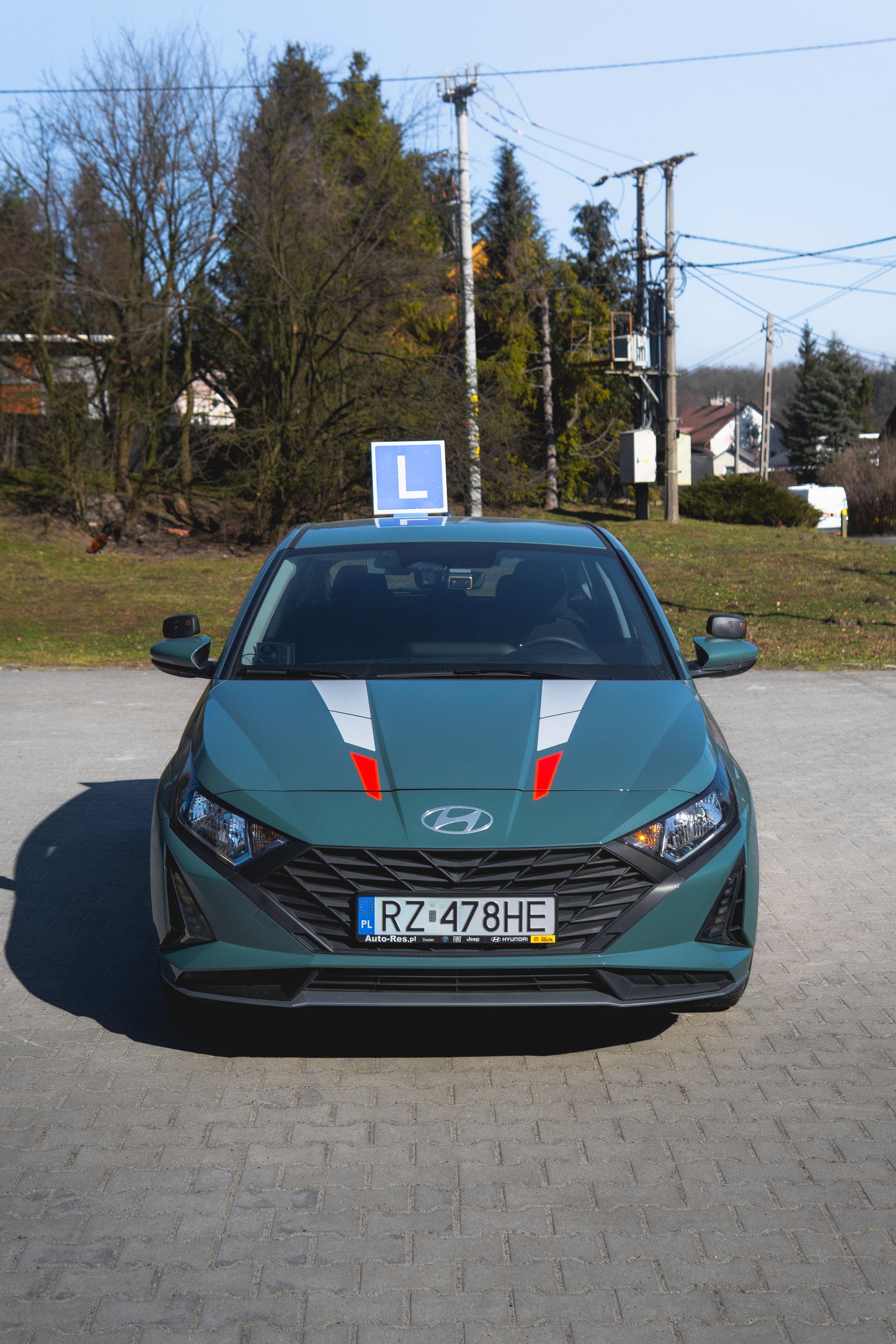 Samochód i motocykl w szkole nauki jazdy OSK You Can Drive w Rzeszowie na placu manewrowym.