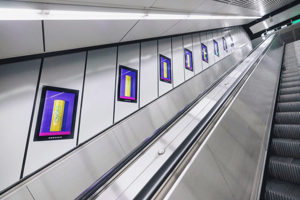 OYess Plakatwerbung Rolltreppe