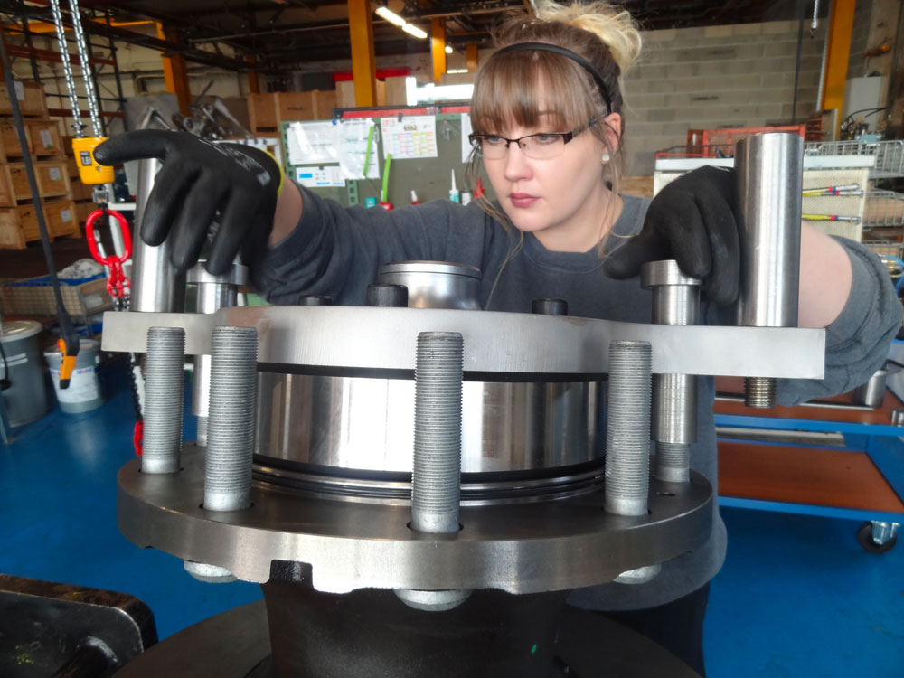 Femme travaillant dans l'usine Texelis