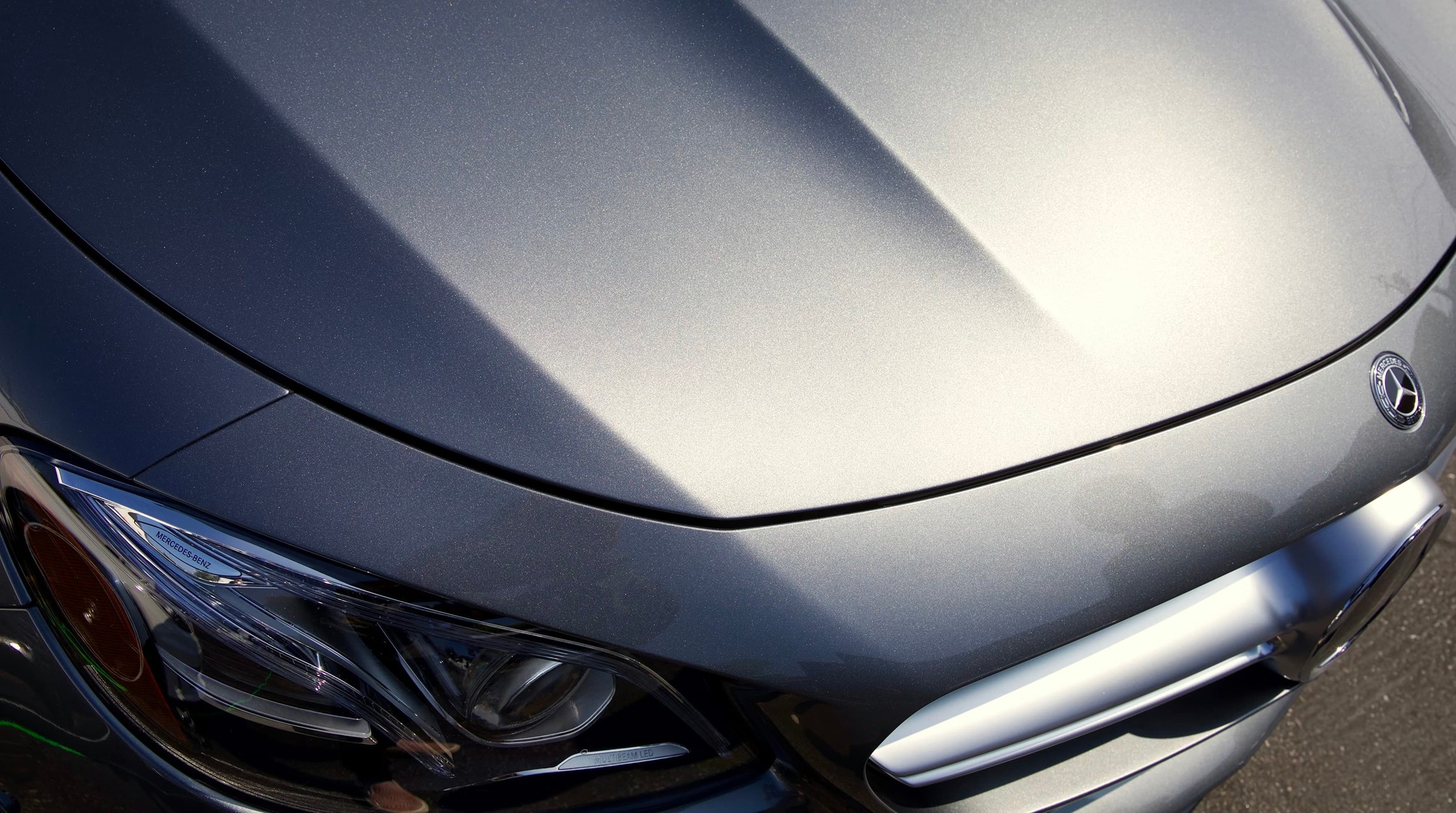 Après nettoyage de la carrosserie d’une Mercedes Classe E propre et uniforme