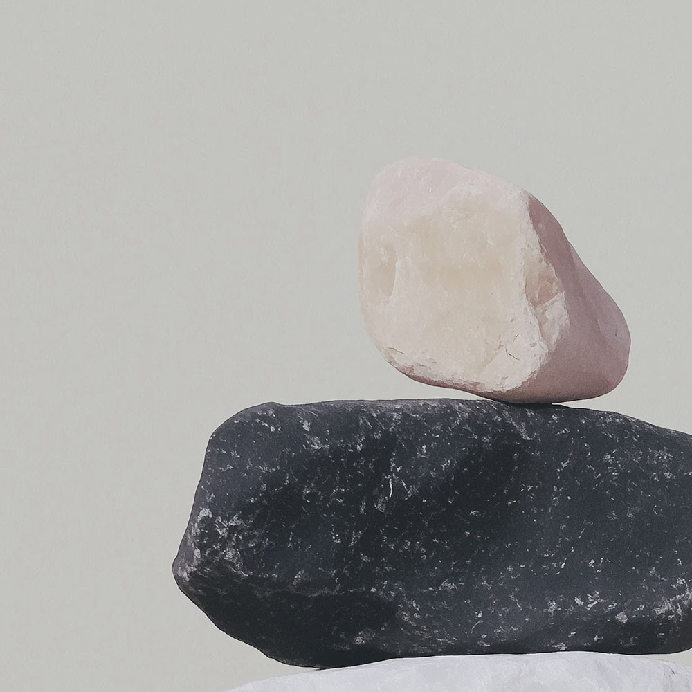 a black and white image of a black and white object