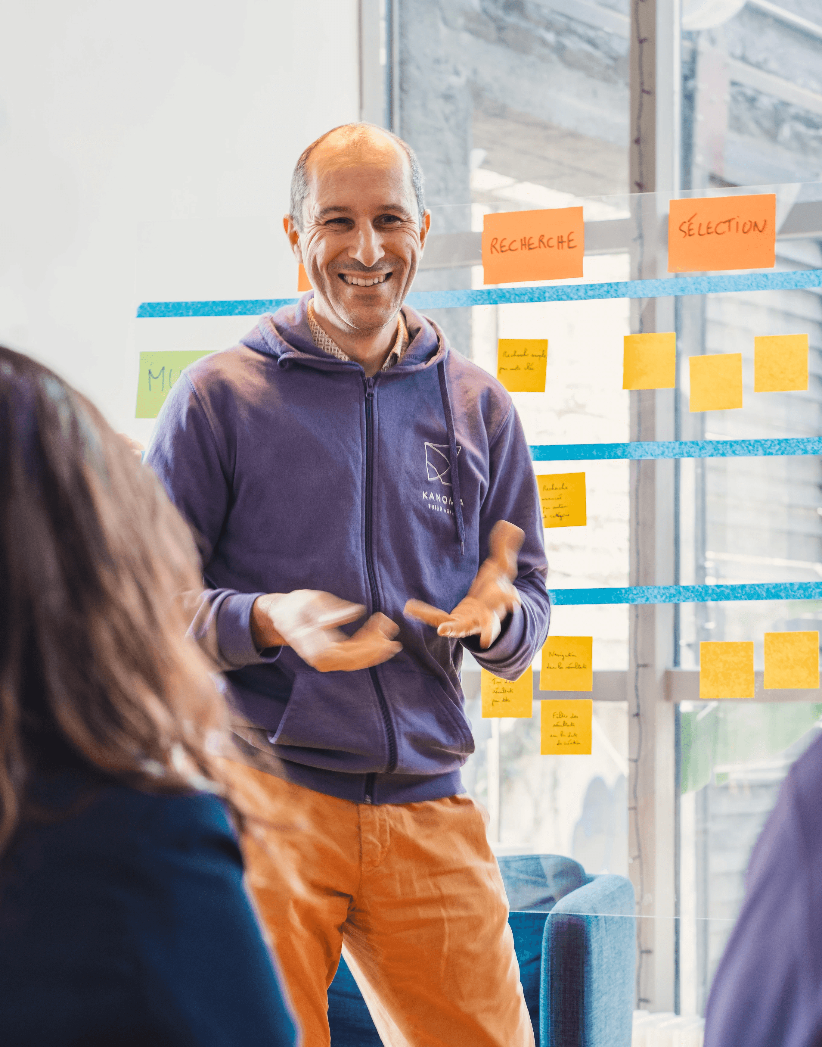 un homme en train de faire une présentation devant un groupe