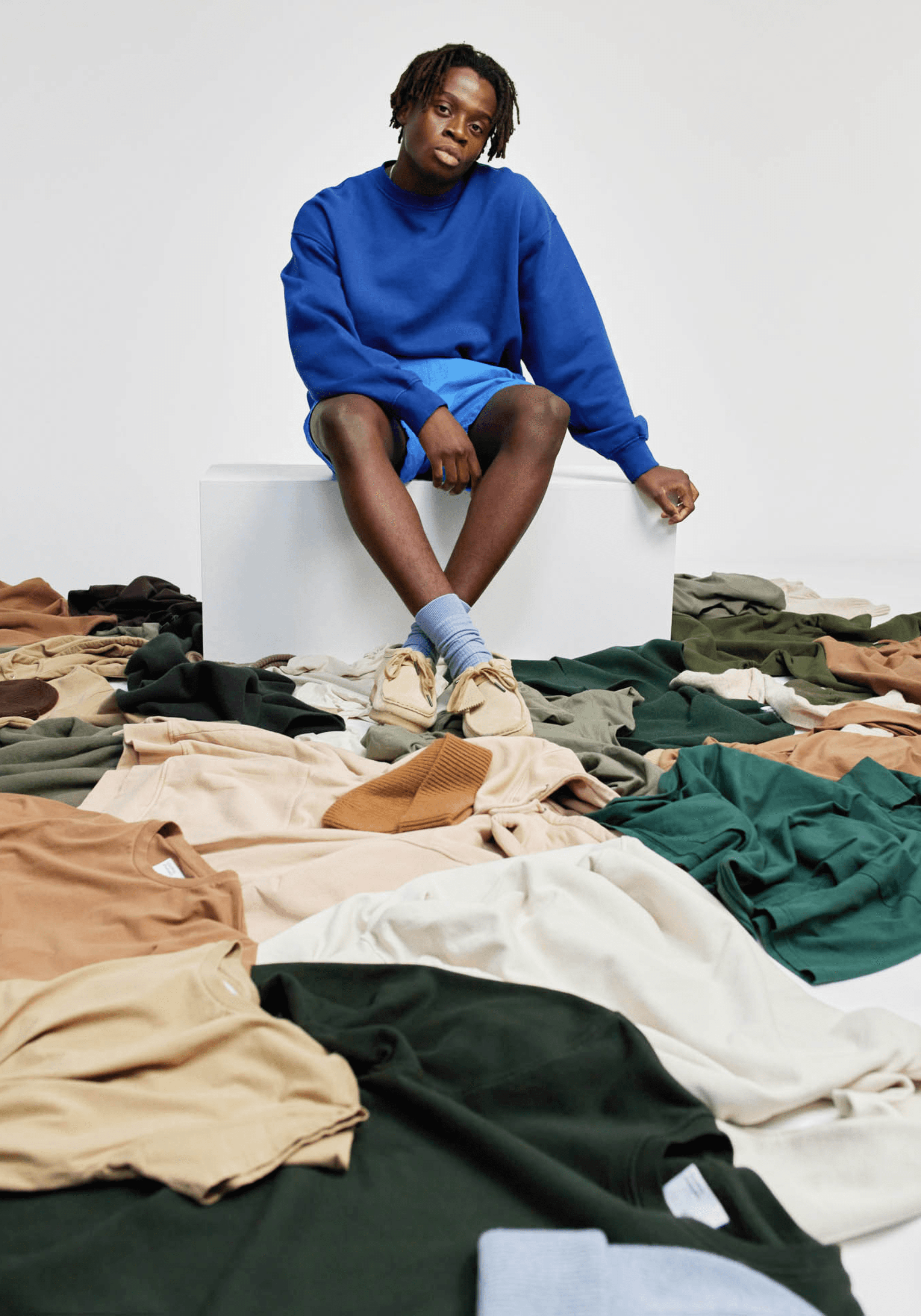 Un mannequin en sweat-shirt et short au milieu de sweat-shirts de pleins de nombreux différents