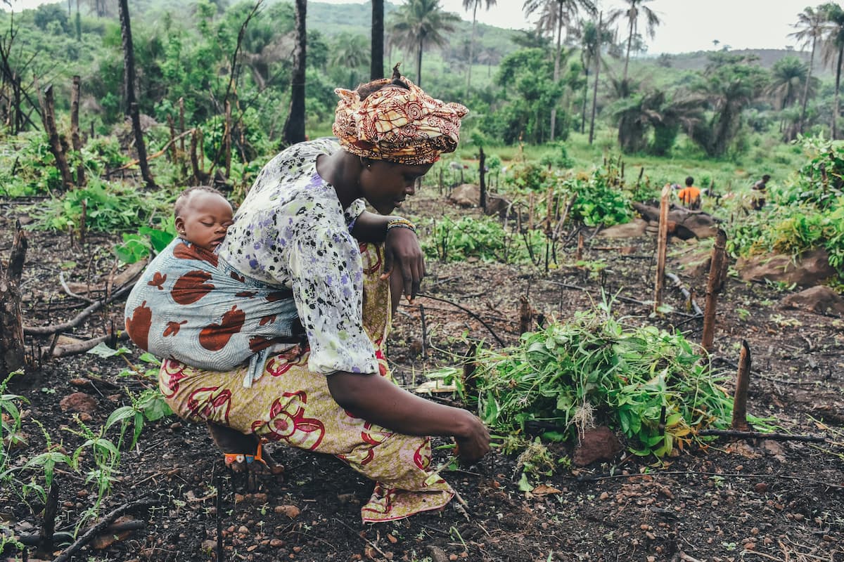 Obinrin kan nṣe atilẹyin si awọn ẹfọ pẹlu ọmọ ni ẹbọra rẹ
