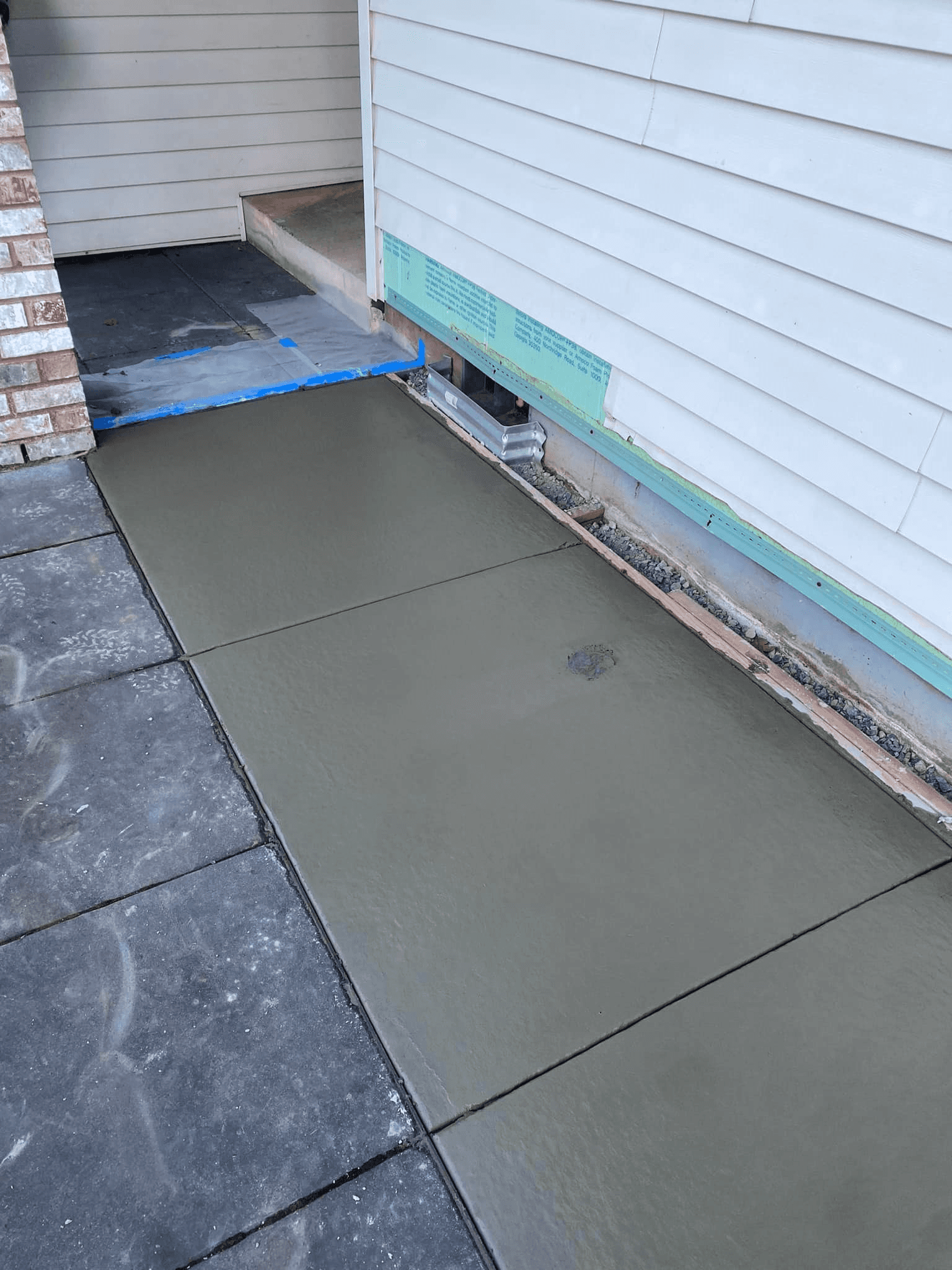 Expertly poured concrete driveway and sidewalk in Oregon City – Smooth, level, and crack-resistant finish by Diversified Contractors