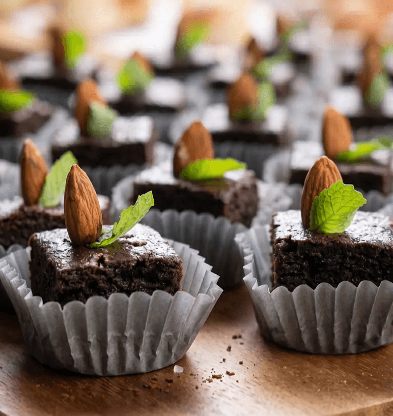 Mini brownies de chocolate con almendra y menta para cóctel dulce y banquetería en Santiago.