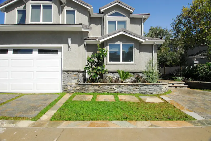 Front walkway of Irvine Transitional Modern showcasing interlaid grass squares and stone steps. Photo by Chris Darnall.