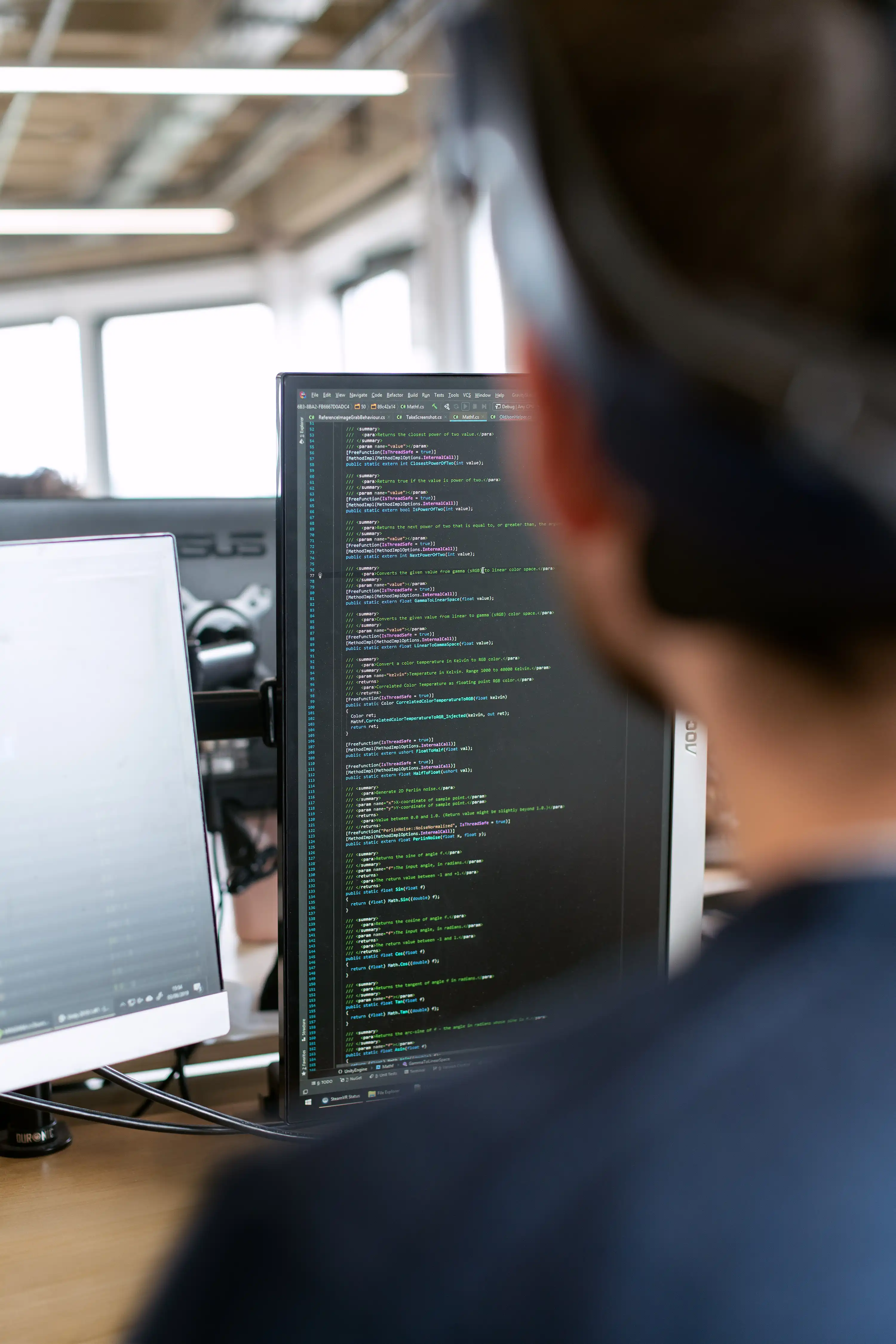 Ein Entwickler baut die erste Version der ULTIDO-Plattform an einem Bildschirm voller Code
