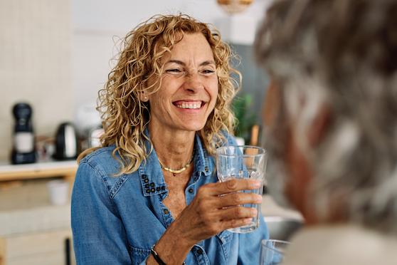femme qui utilise technique d'hydratation