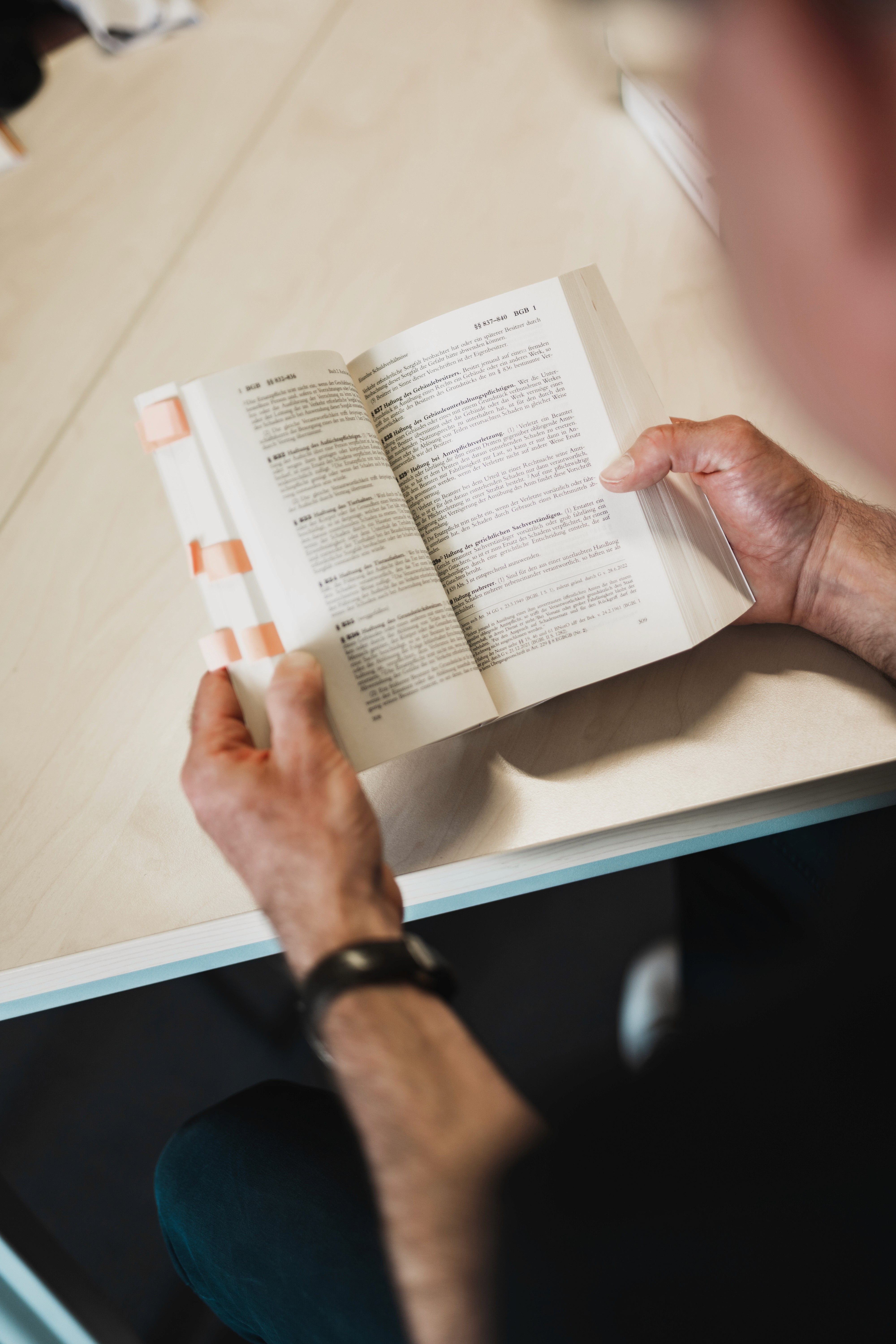 Blättern in einem Buch