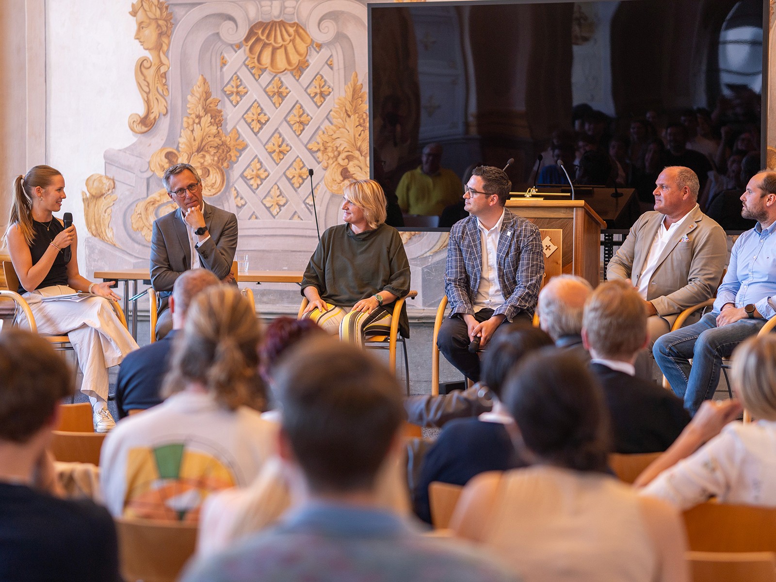 Podiumsdiskussion bei der Debattenschmiede mit Expert:innen, Lehrkräften und Publikum.