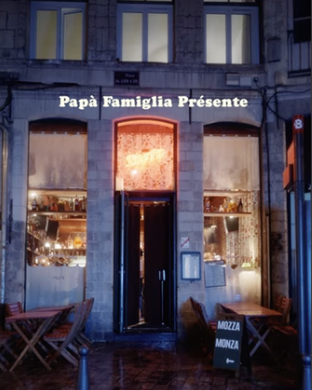 entrée du restaurant papà posto, de nuit