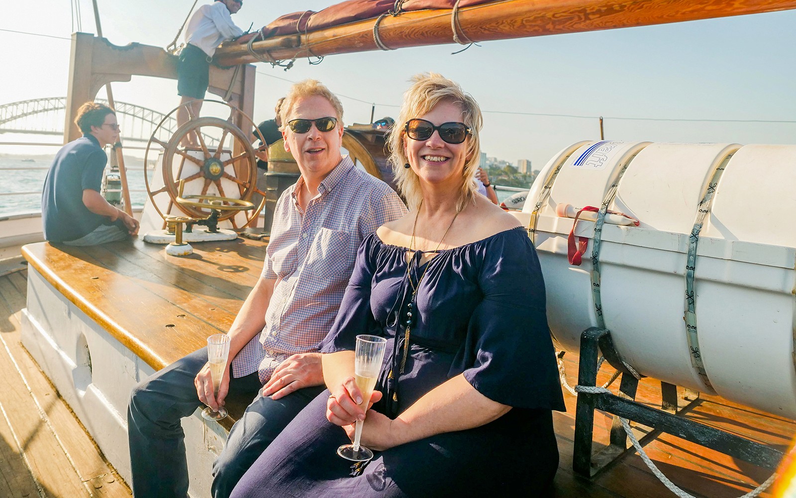 Magkasintahan na nag-eenjoy ng inumin sakay ng mataas na barko sa Sydney Harbour