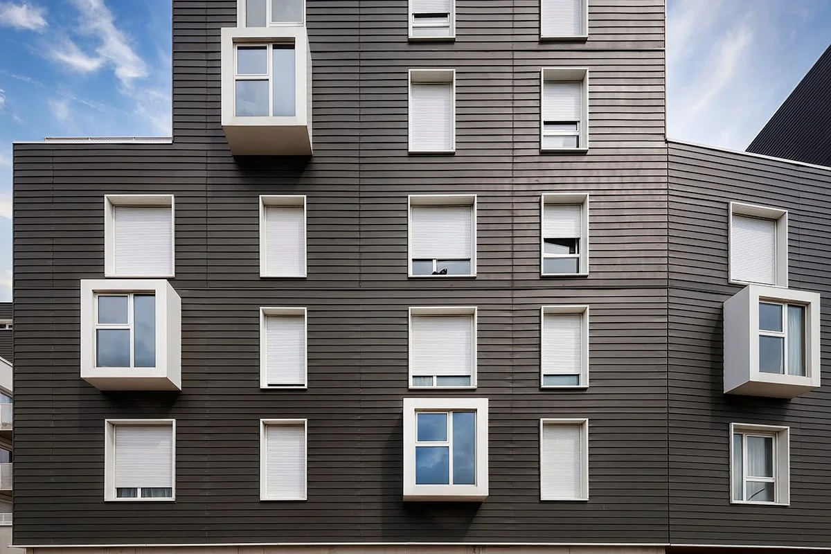 1. Façade d’immeuble moderne en bardage brun avec oriels blancs — photo d’architecture à Amiens (Somme)
