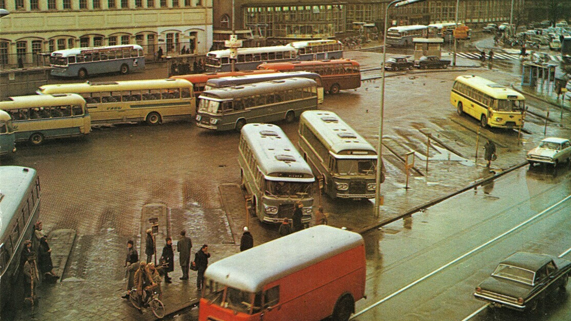 Busstation van Utrecht naar Gouda tussen 1970 en 1979 - Oud Montfoort