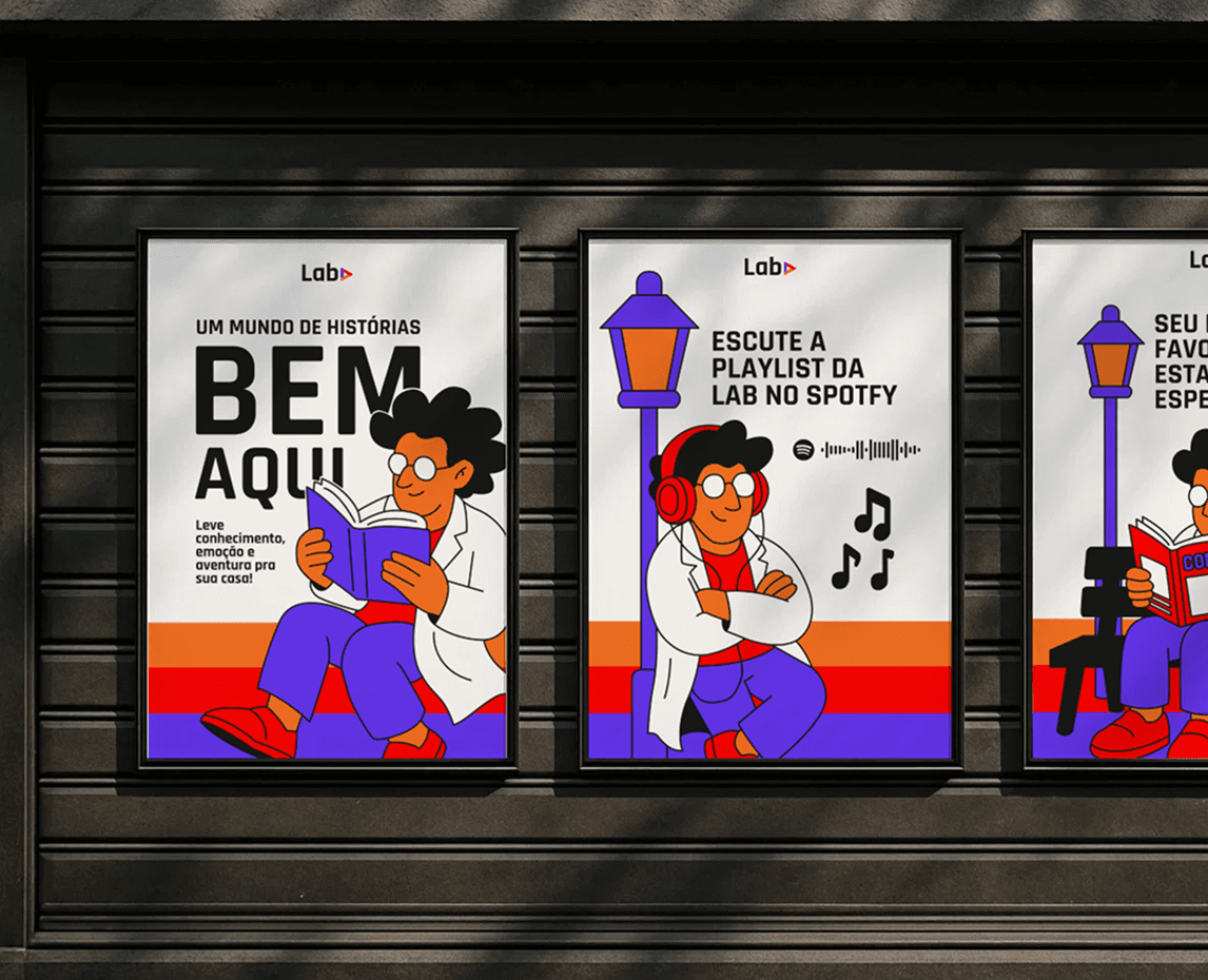Três cartazes ilustrados da marca Lab exibidos em uma parede escura. Cada cartaz mostra um personagem de óculos em estilo cartoon: o primeiro lendo um livro, o segundo ouvindo música com fones de ouvido ao lado de um poste de luz, e o terceiro lendo uma revista. As cores predominantes são roxo, vermelho e laranja.