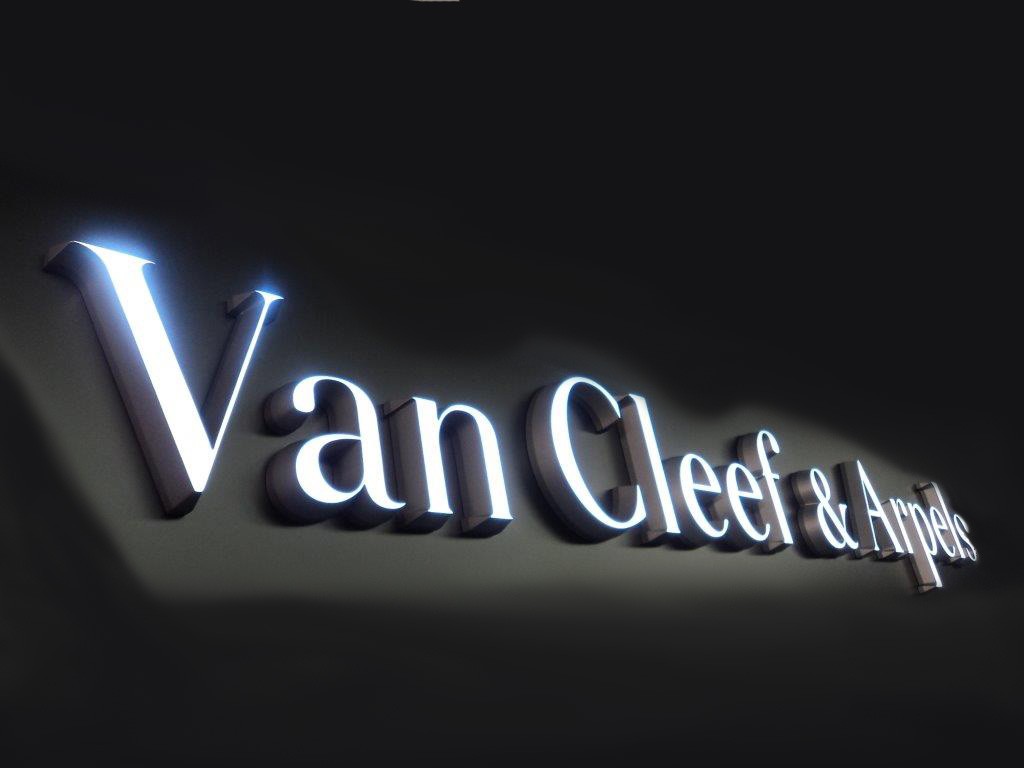 Elegantní kovové logo Van Cleef & Arpels