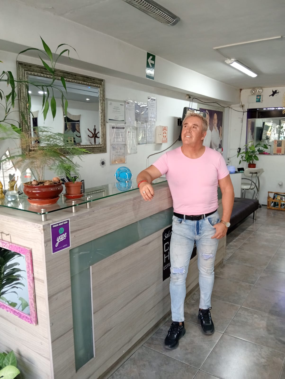 Hugo, cofundador de la peluquería Carlos y Hugo Spa en Arequipa, Perú, trabajando en el salón