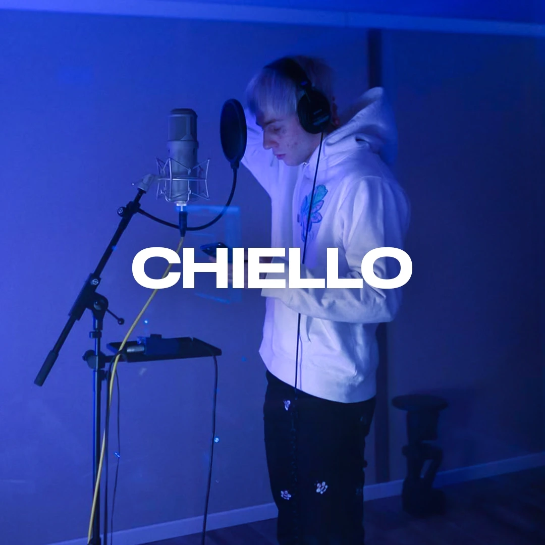 Chiello in studio di registrazione al microfono.