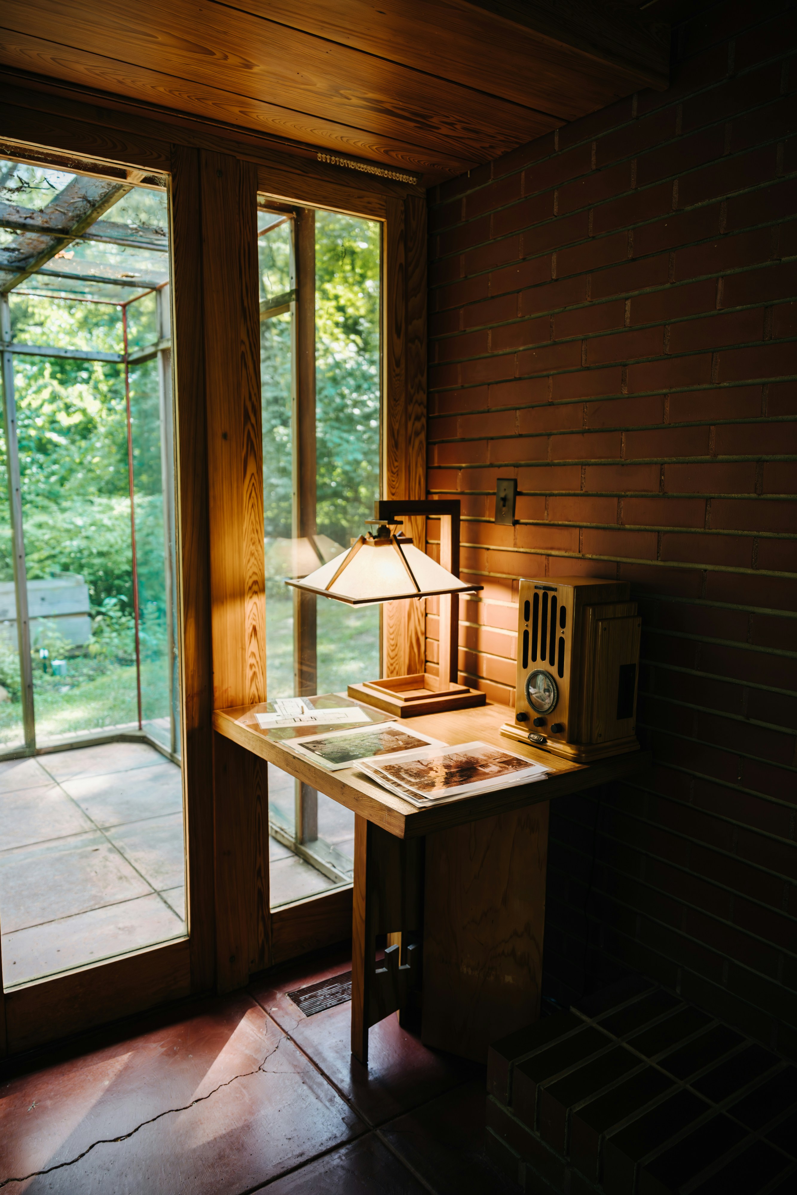 A desk with a lamp on it in a room