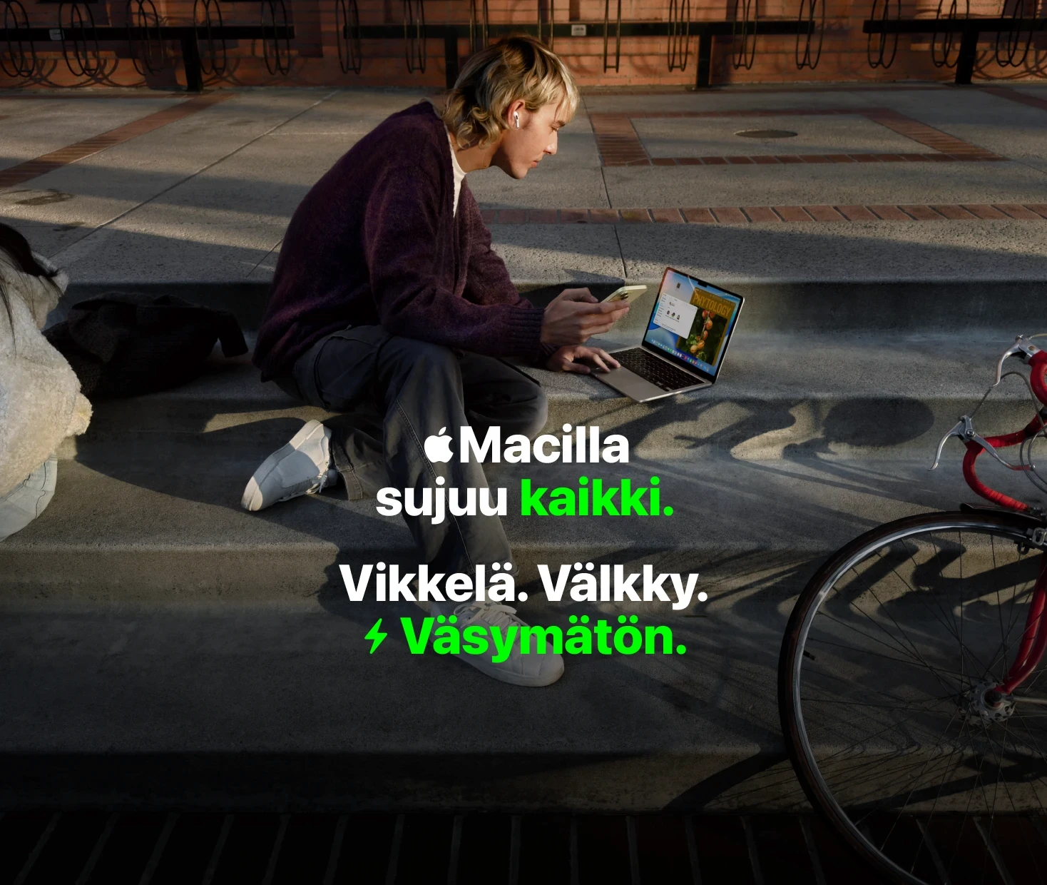Opiskelija käyttää MacBook Airia koulun portailla