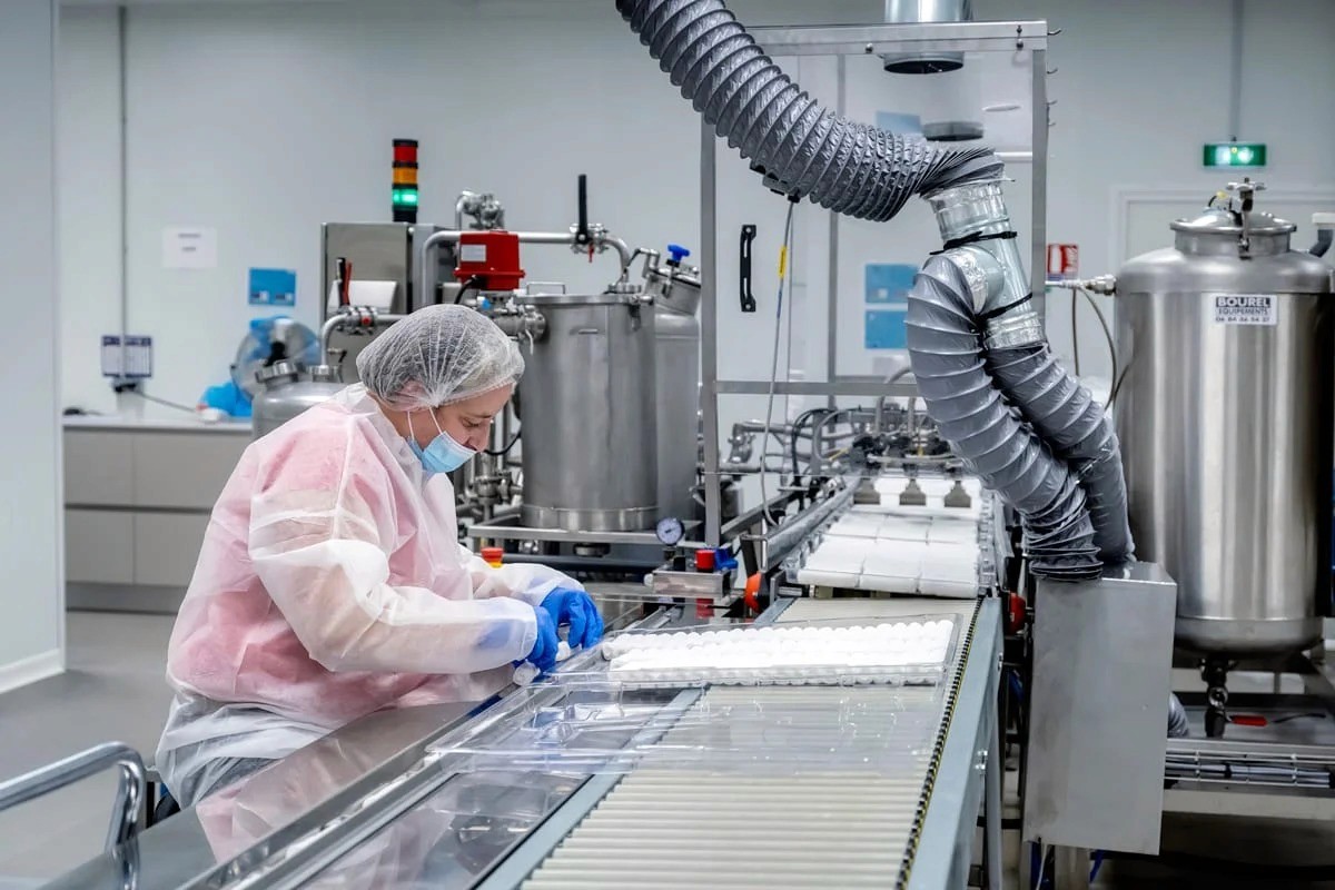 Technicienne en blouse blanche sur ligne de production agroalimentaire — photo corporate Lille | Anteale Yann Manac’h 2025