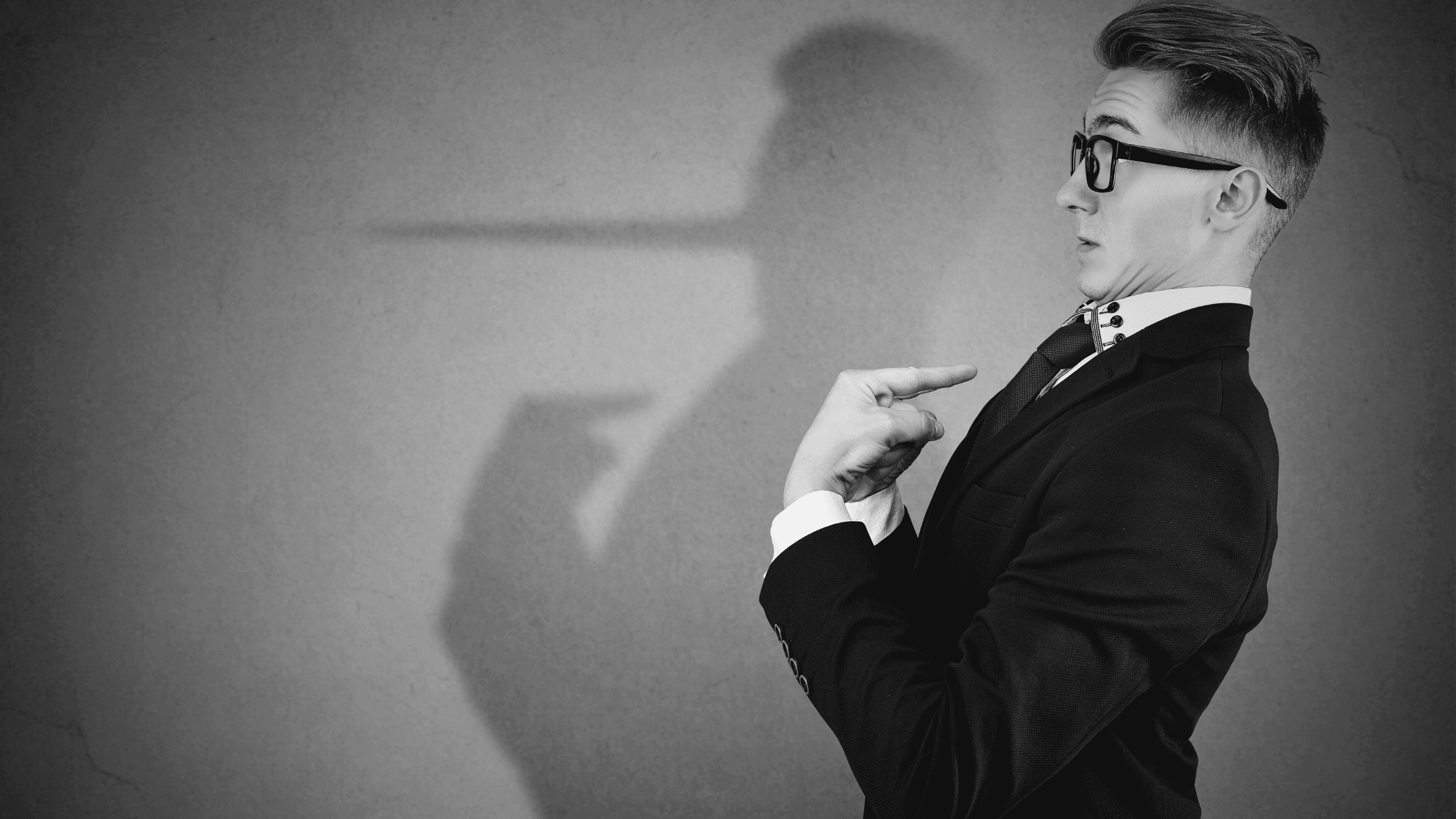 Mann mit einer Pinocchio Nase als Schatten