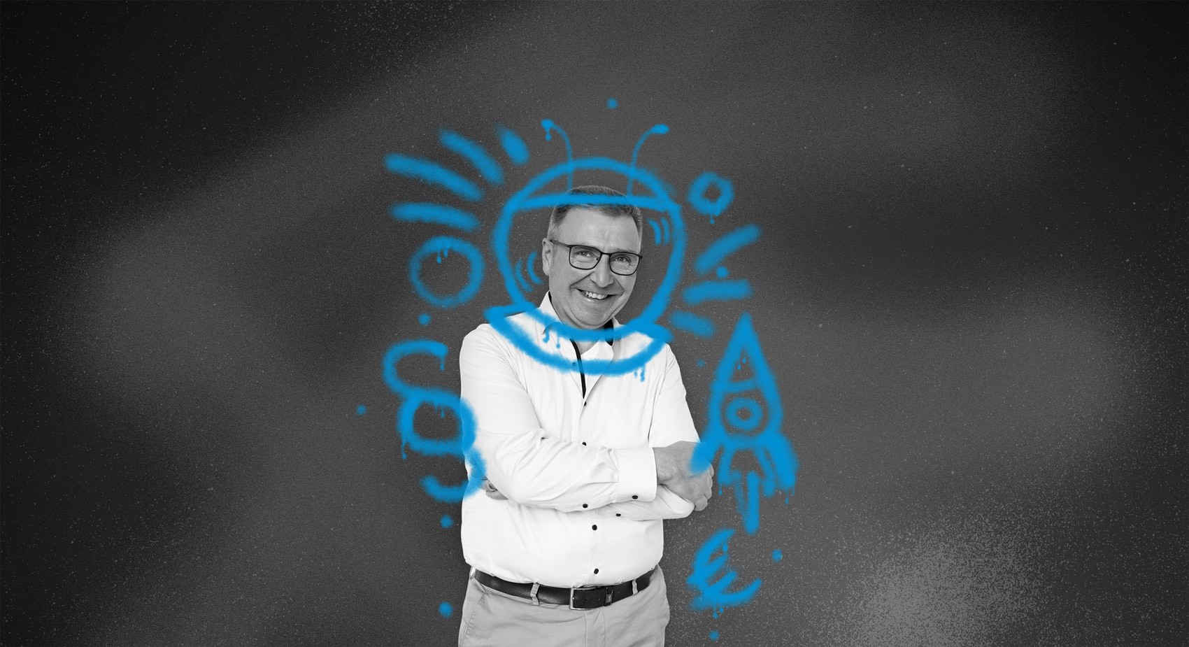 SLB Key Visual der Mitarbeiterkampagne: Schwarz-weiß Porträt eines Mannes im Hemd, locker stehend, umgeben von leuchtend blauen Zeichnungen einer Rakete, eines Astronautenhelms und dynamischer Linien.